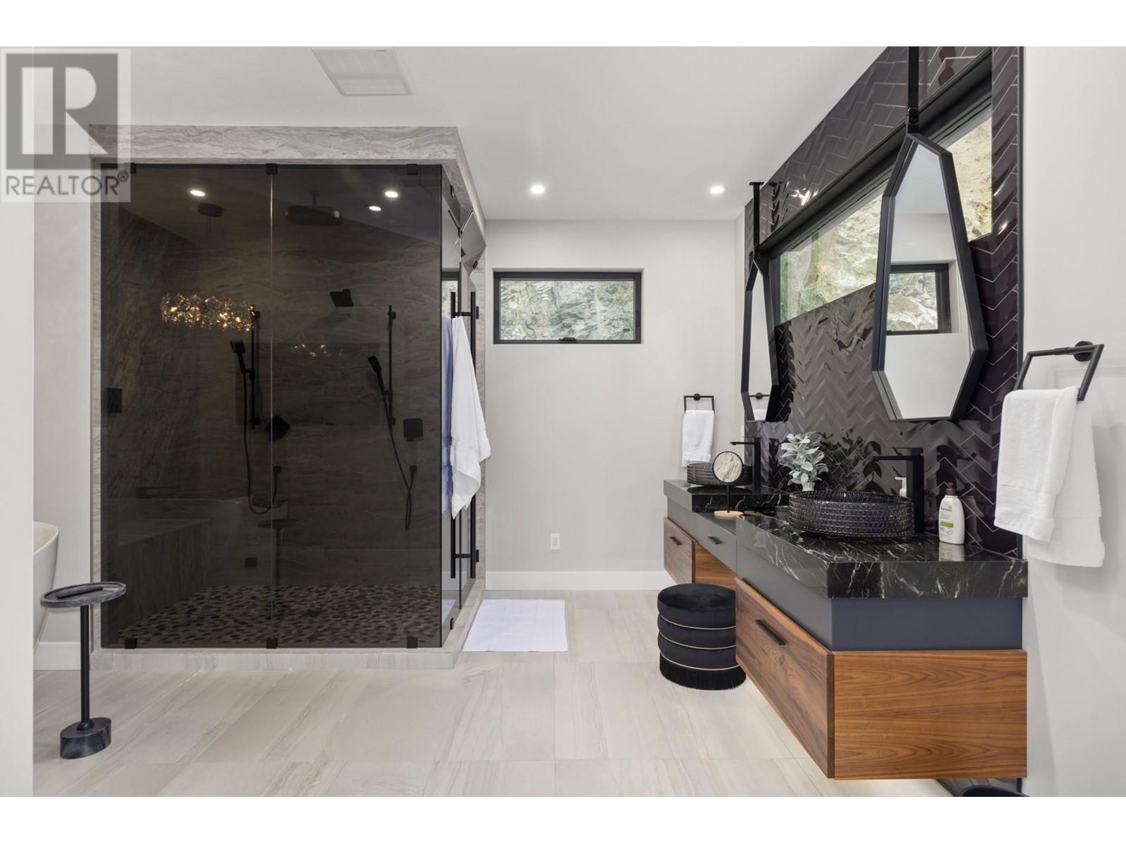  112 Sunset Boulevard, Vernon
