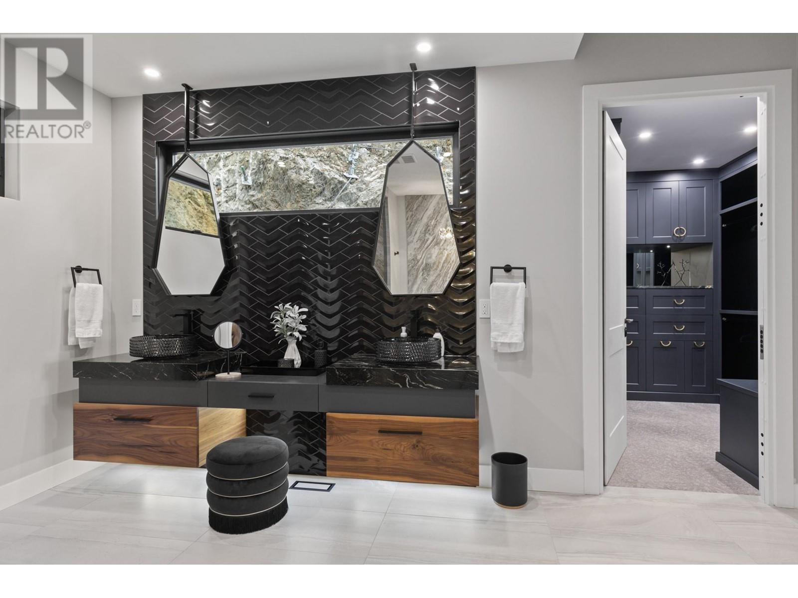 112 Sunset Boulevard, Vernon