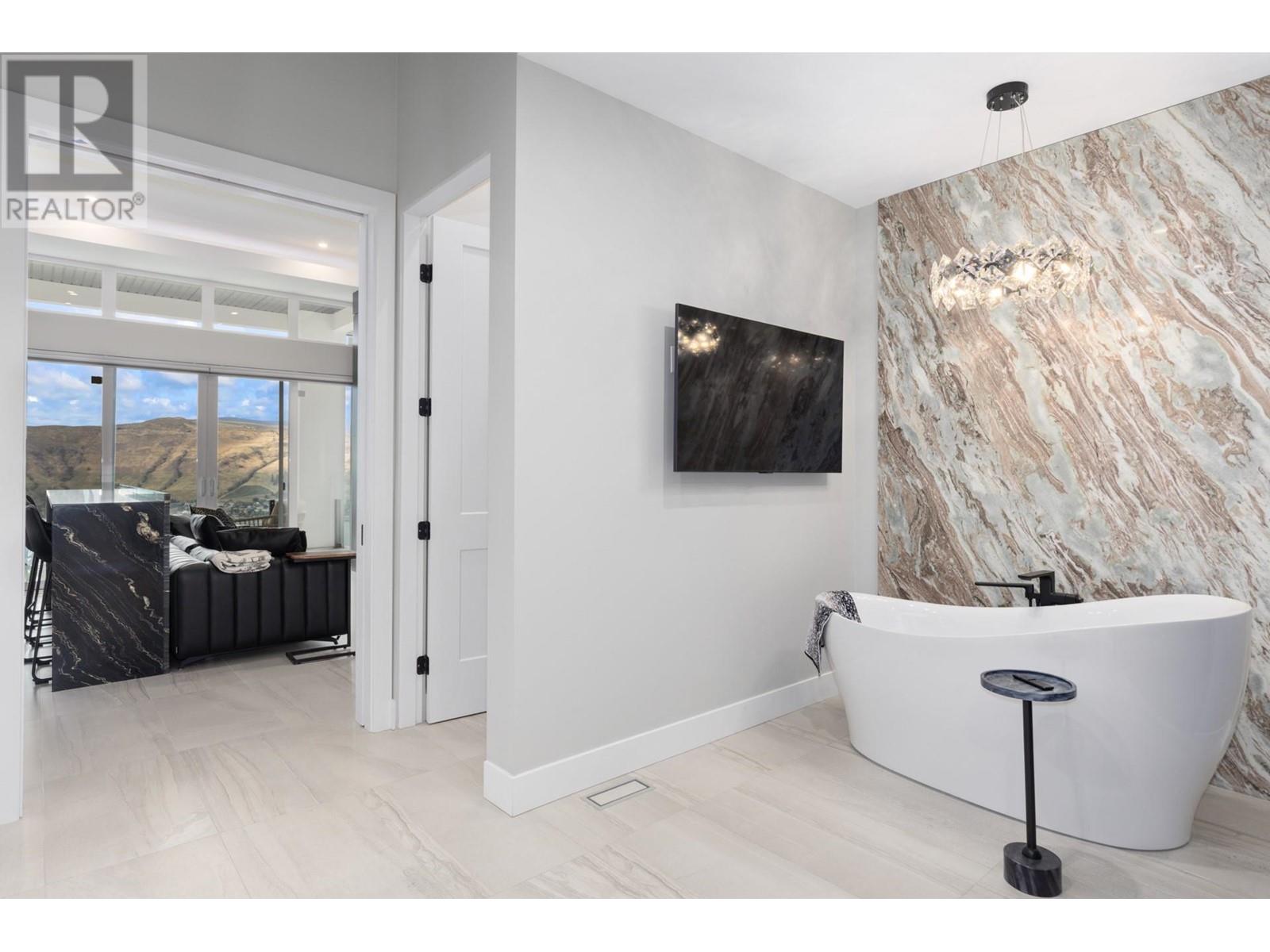  112 Sunset Boulevard, Vernon