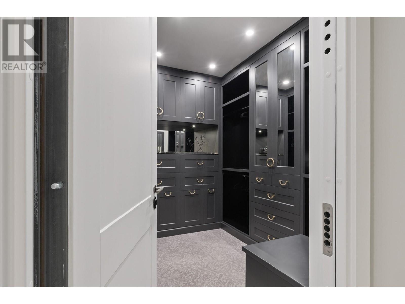  112 Sunset Boulevard, Vernon