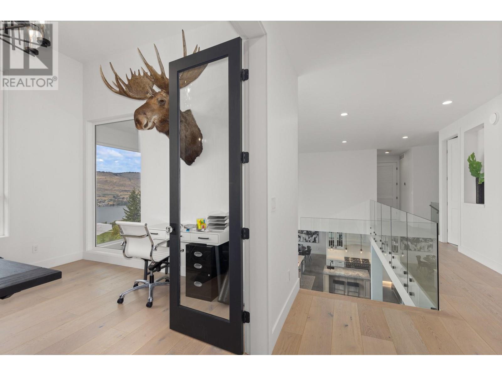  112 Sunset Boulevard, Vernon