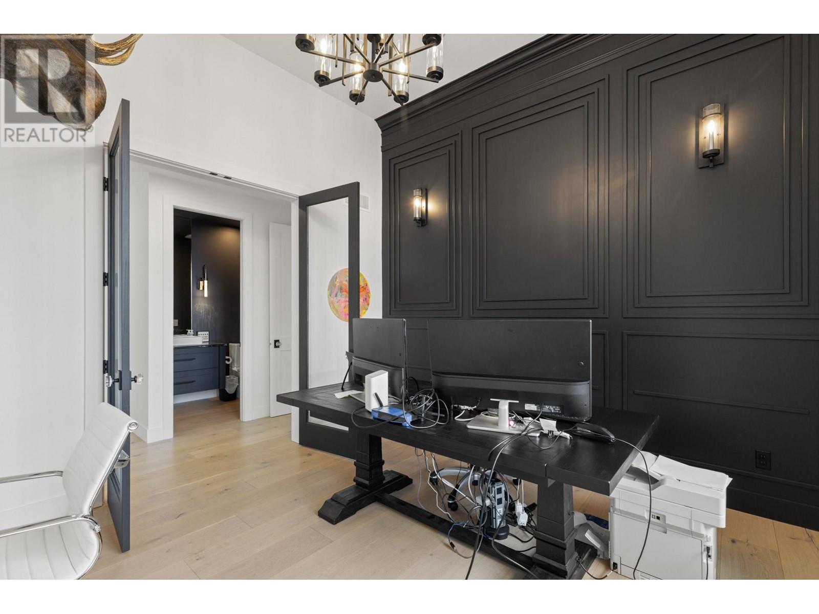  112 Sunset Boulevard, Vernon