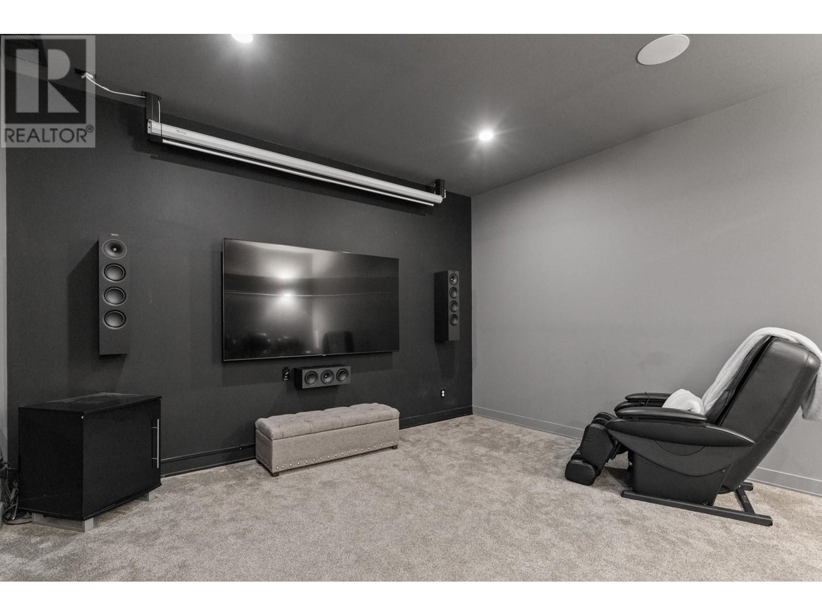  112 Sunset Boulevard, Vernon