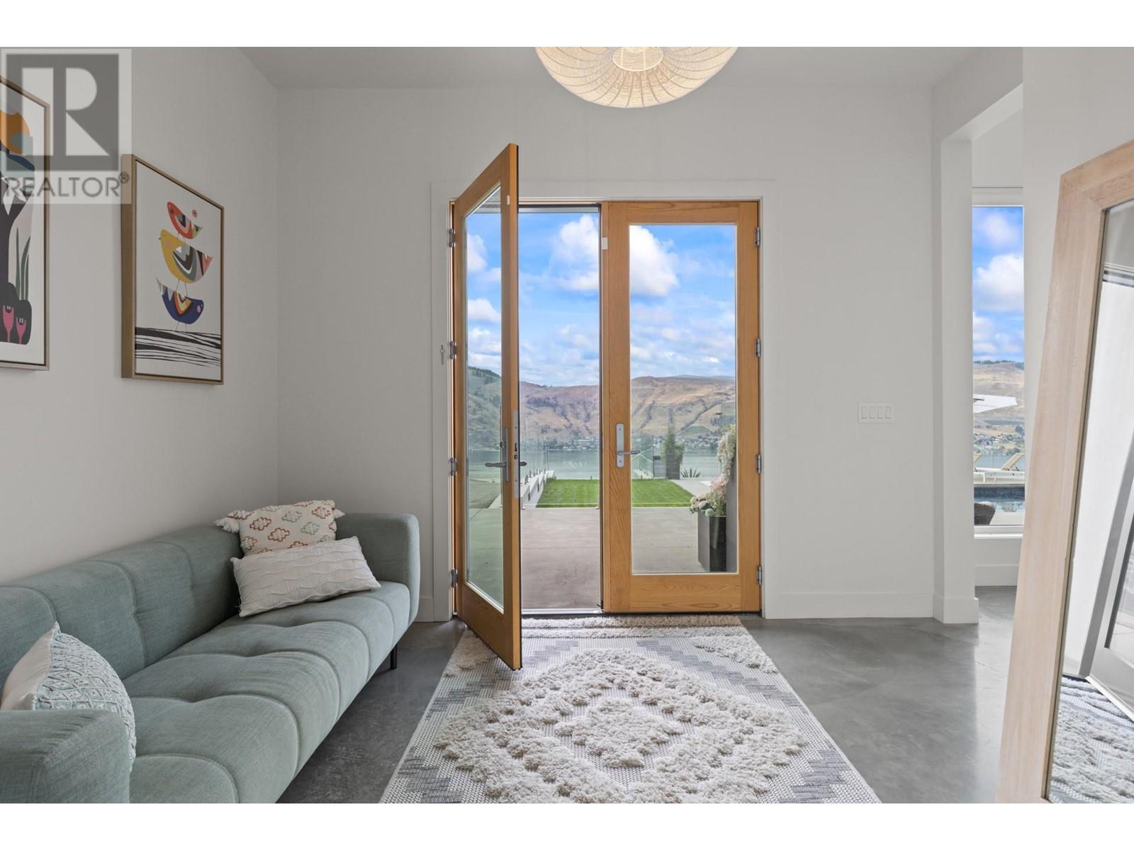  112 Sunset Boulevard, Vernon