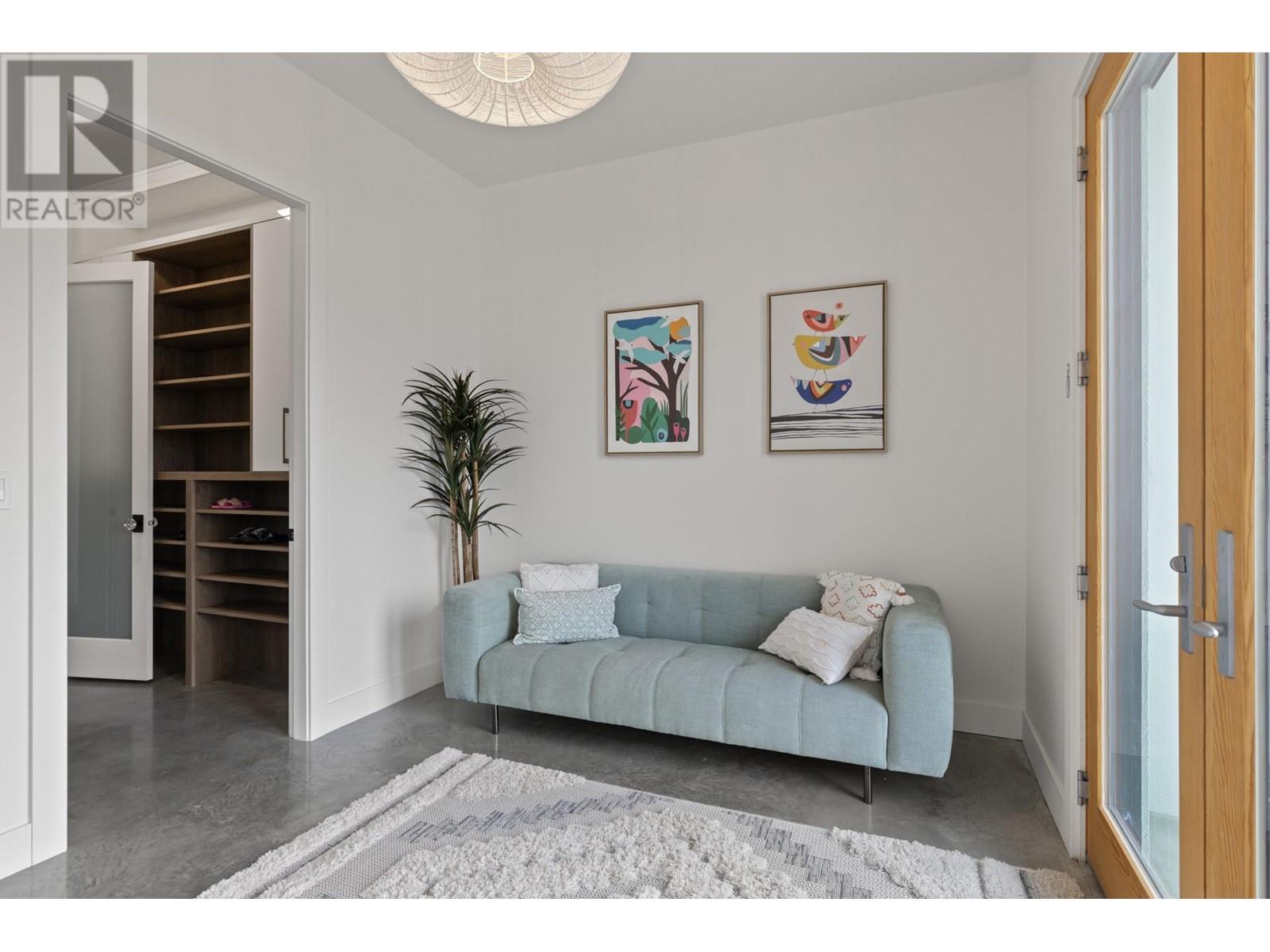  112 Sunset Boulevard, Vernon