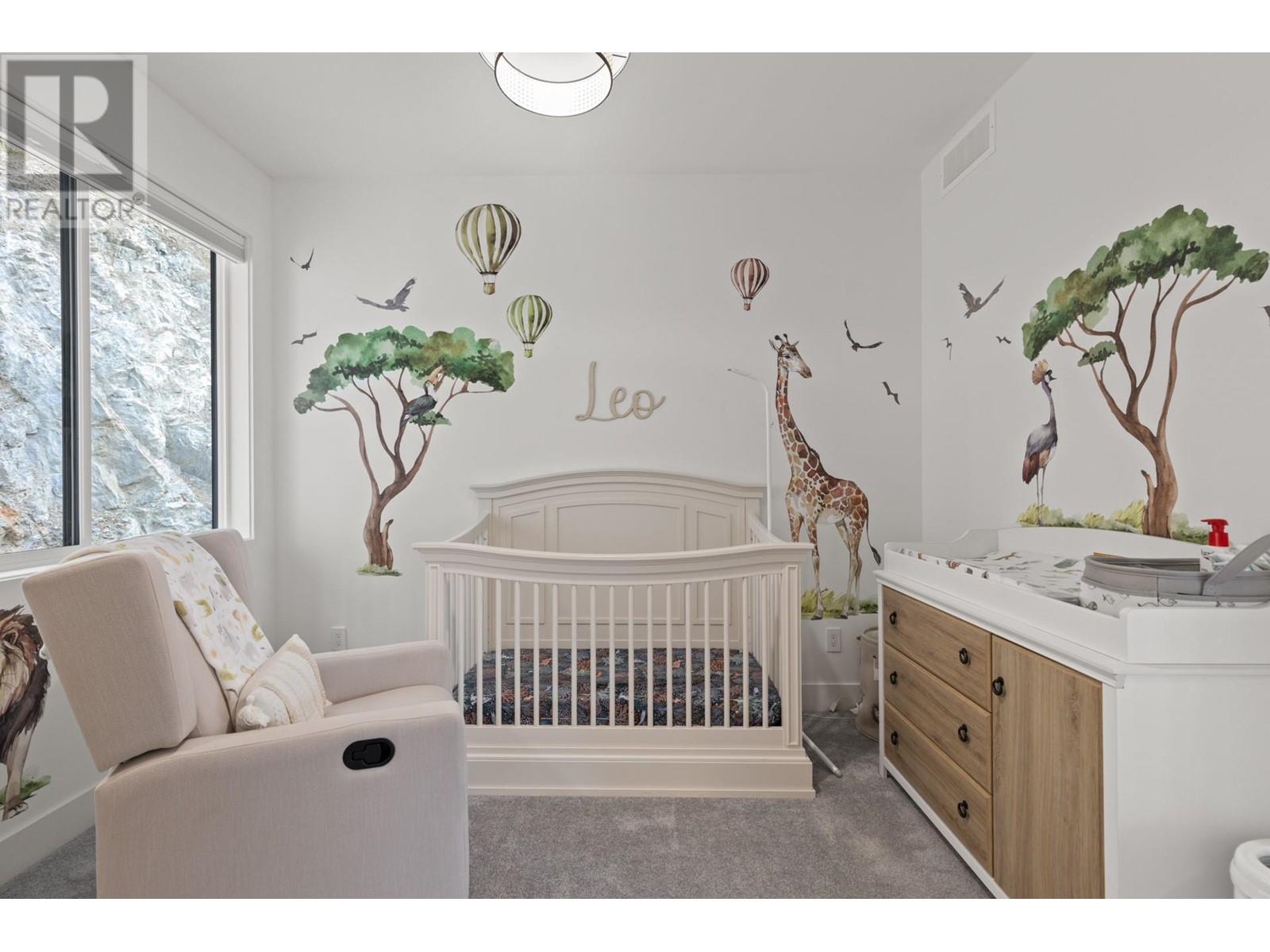  112 Sunset Boulevard, Vernon