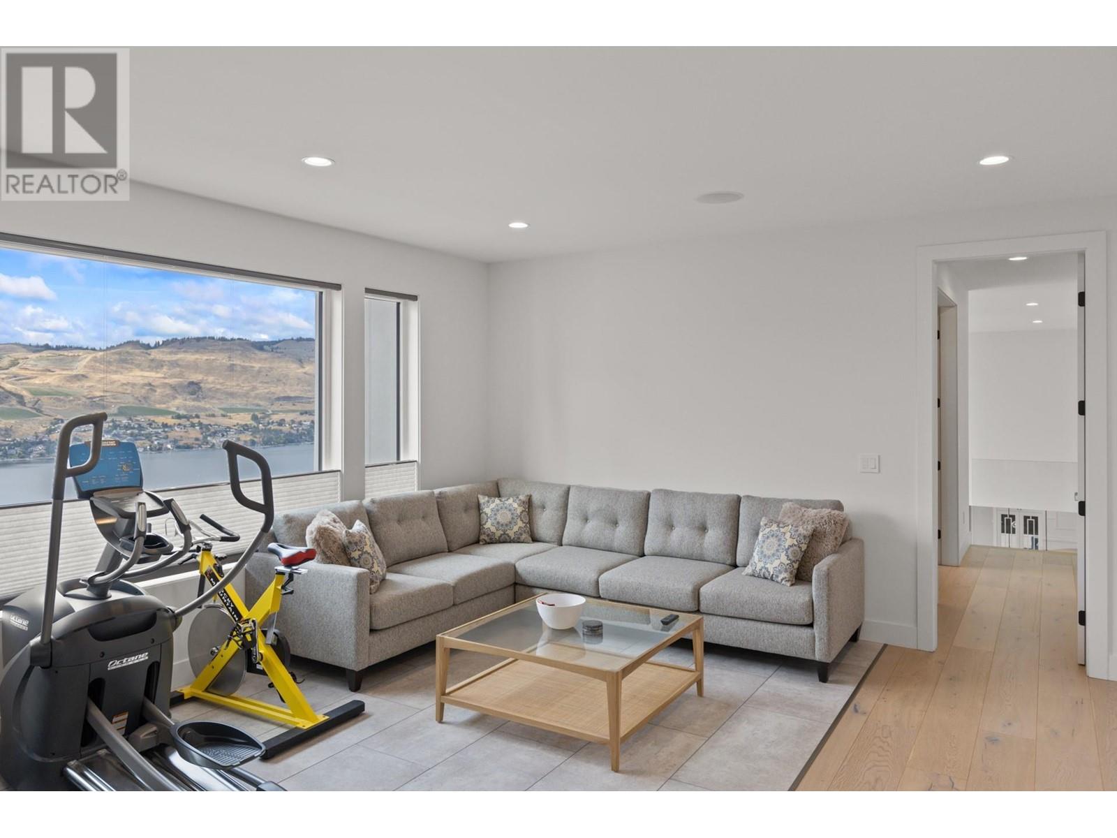  112 Sunset Boulevard, Vernon