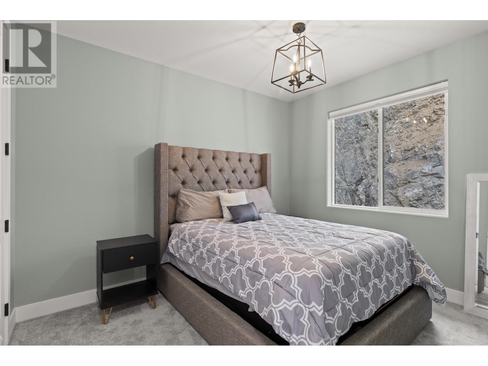  112 Sunset Boulevard, Vernon