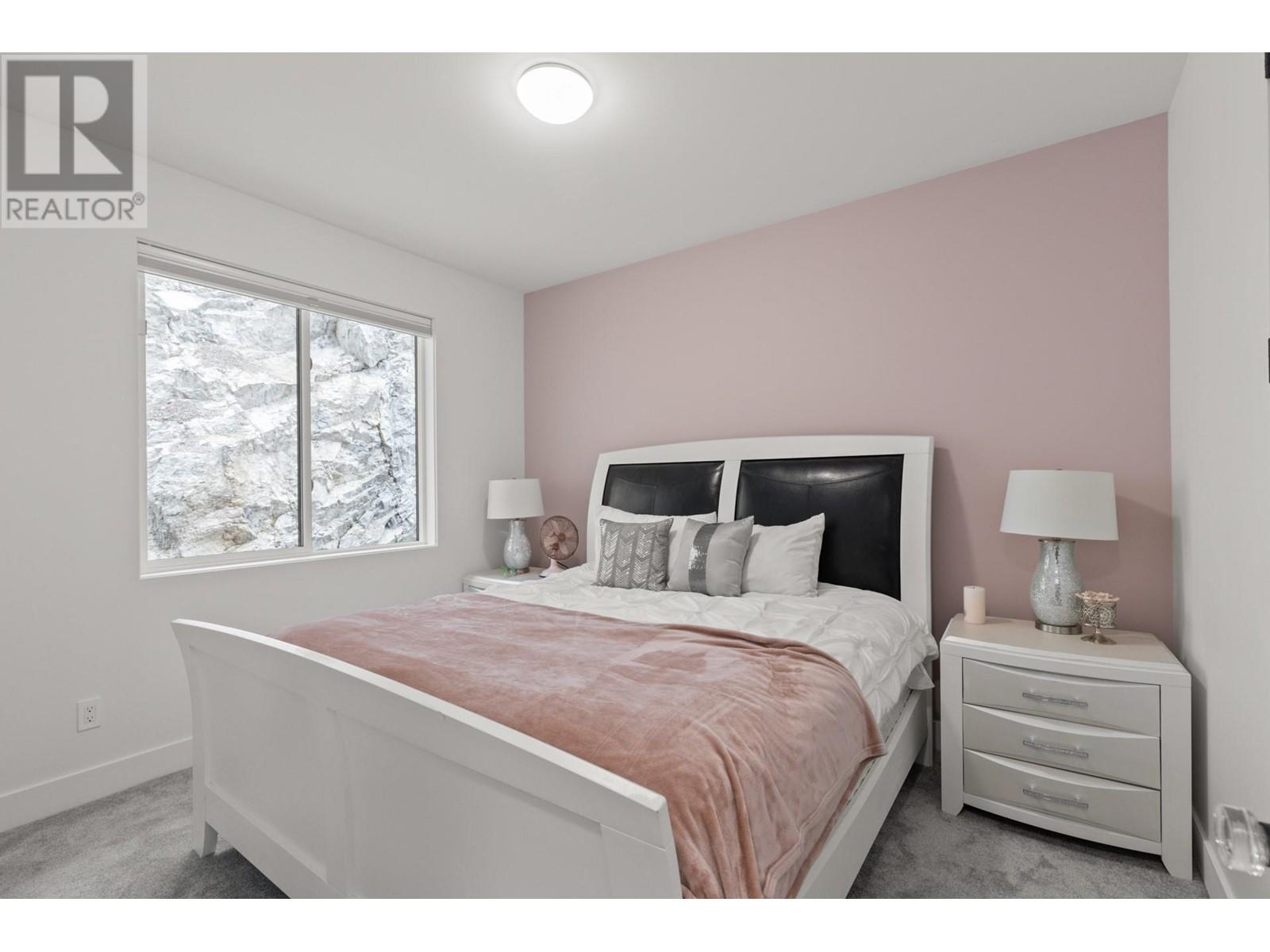  112 Sunset Boulevard, Vernon