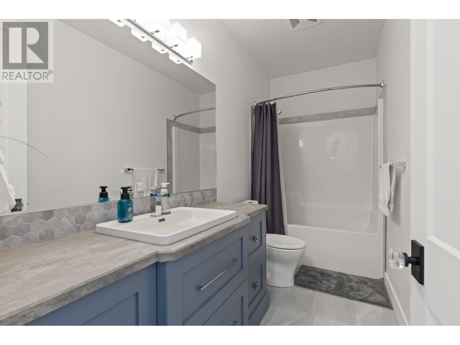  112 Sunset Boulevard, Vernon