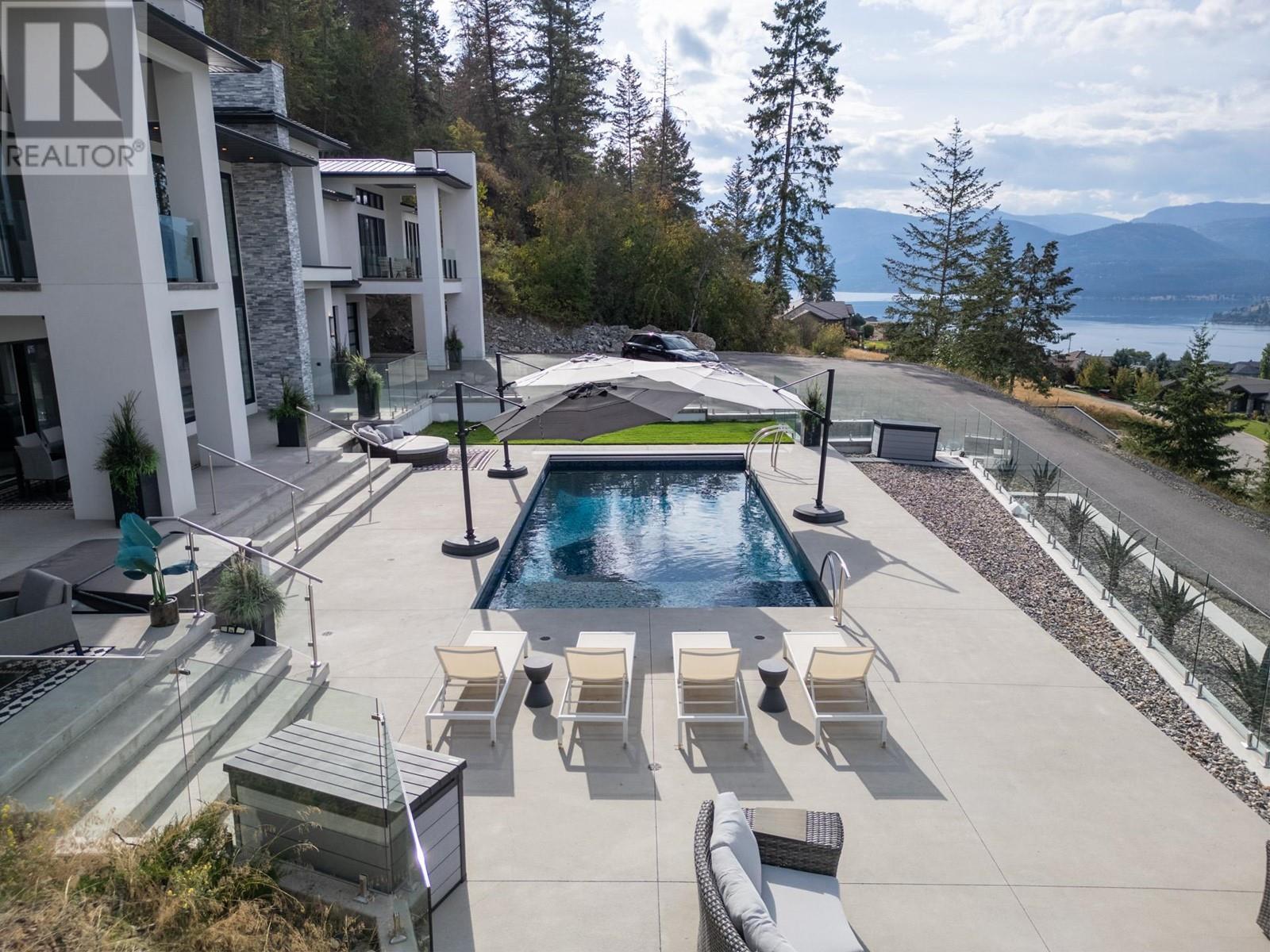  112 Sunset Boulevard, Vernon