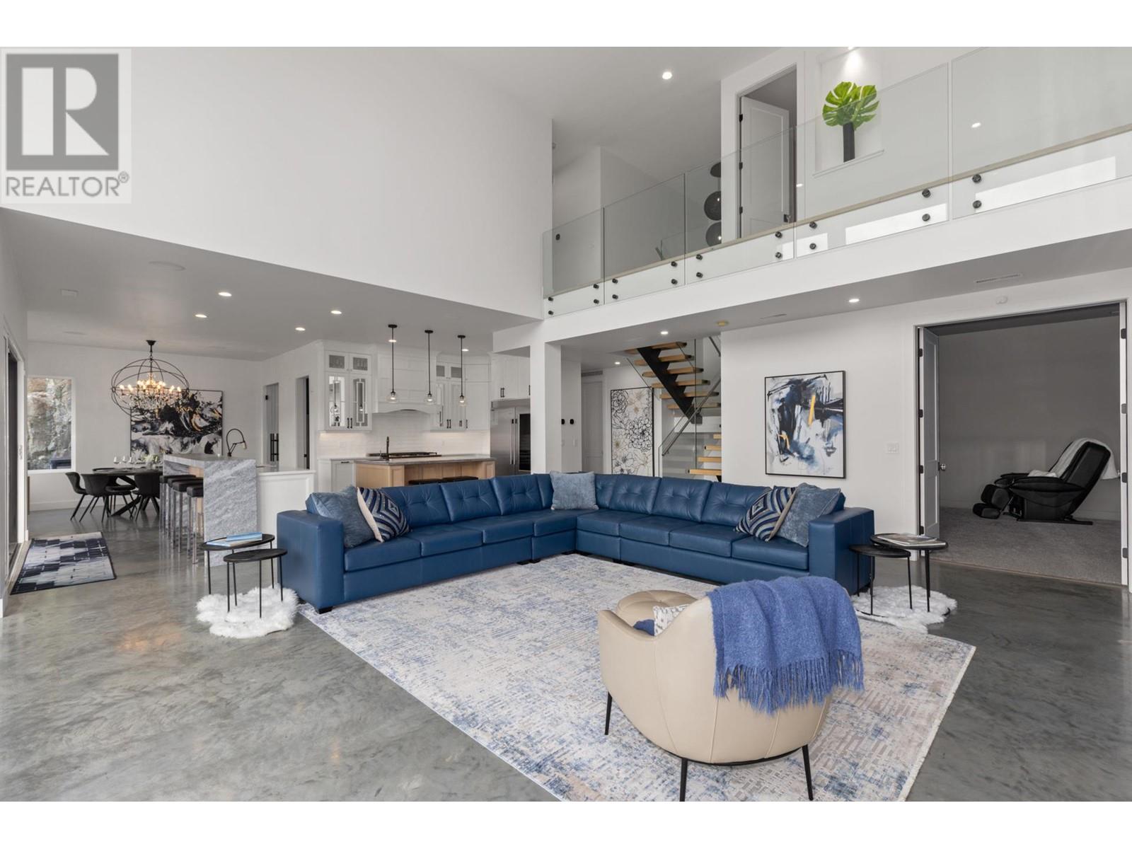  112 Sunset Boulevard, Vernon
