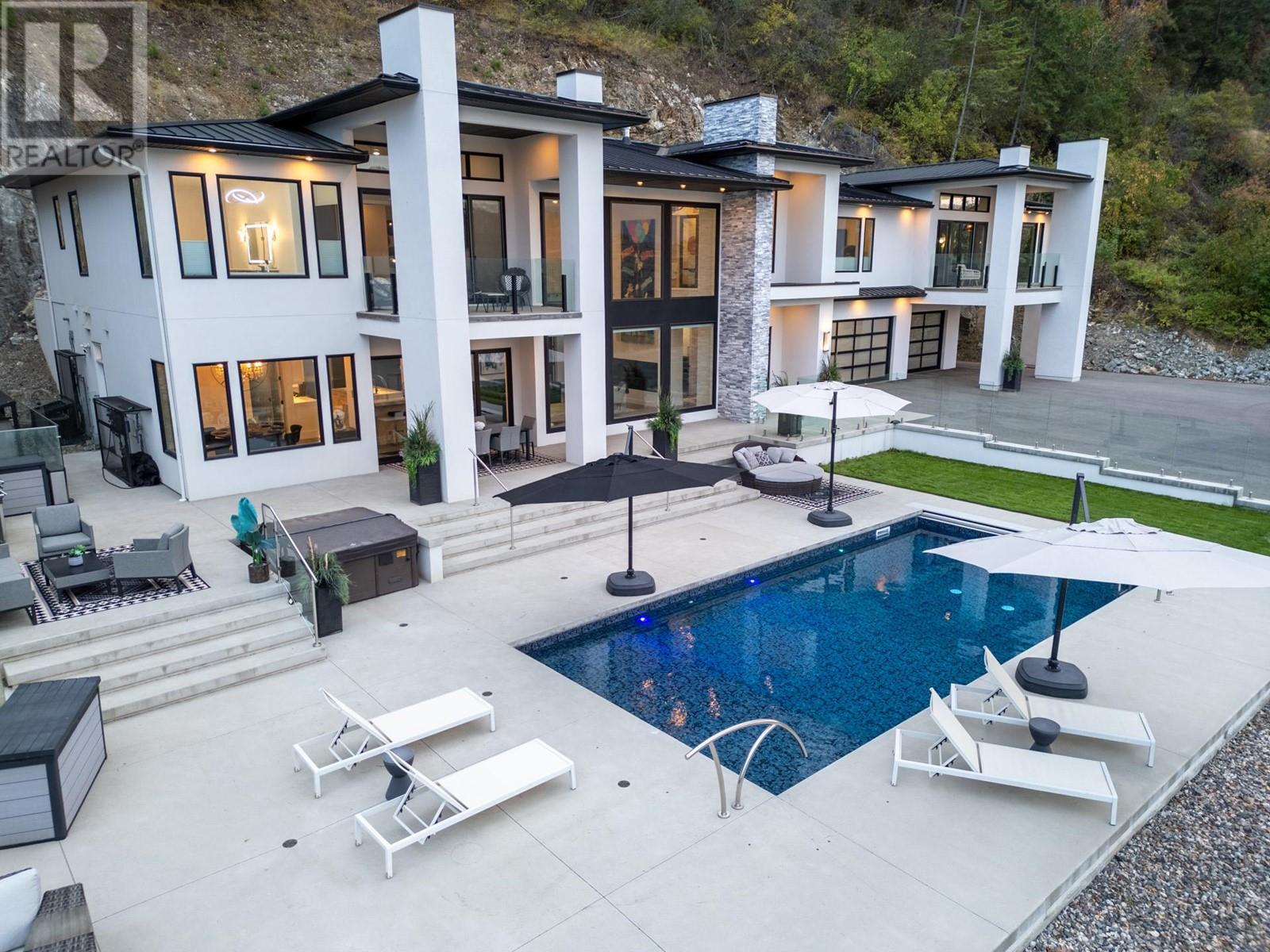  112 Sunset Boulevard, Vernon