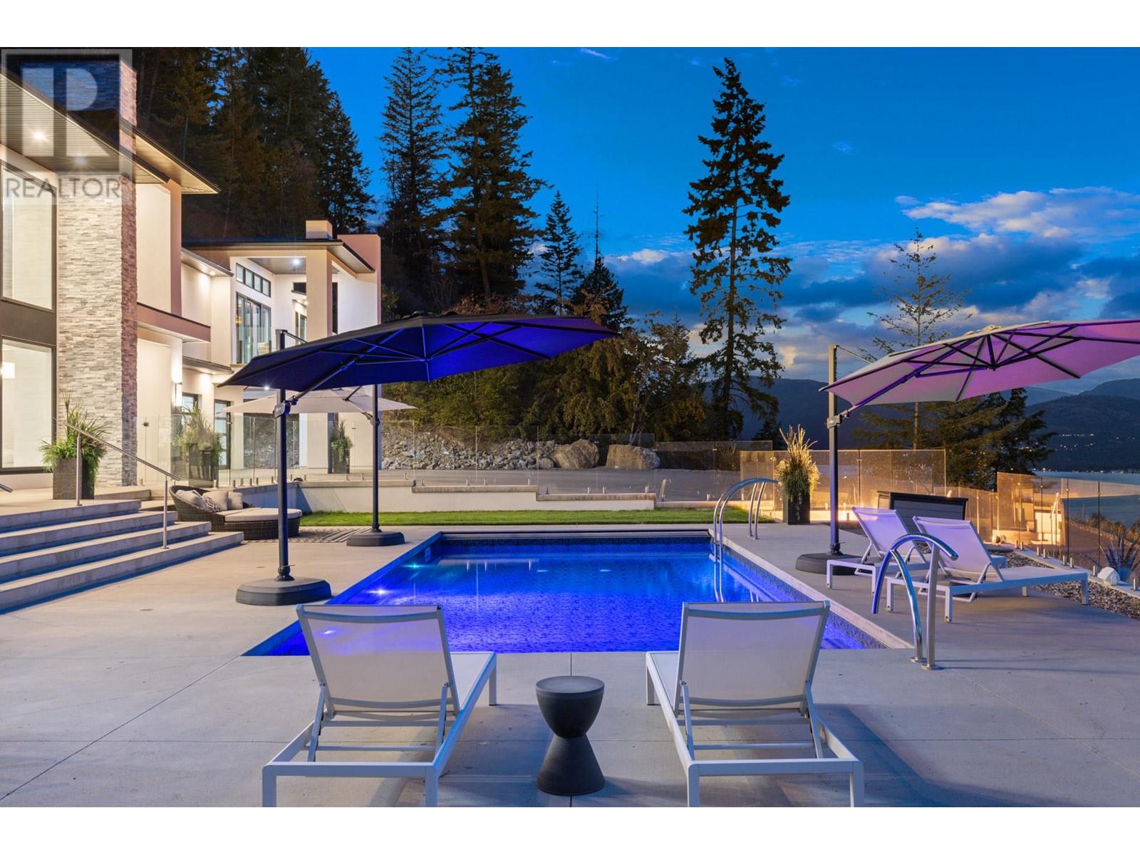  112 Sunset Boulevard, Vernon
