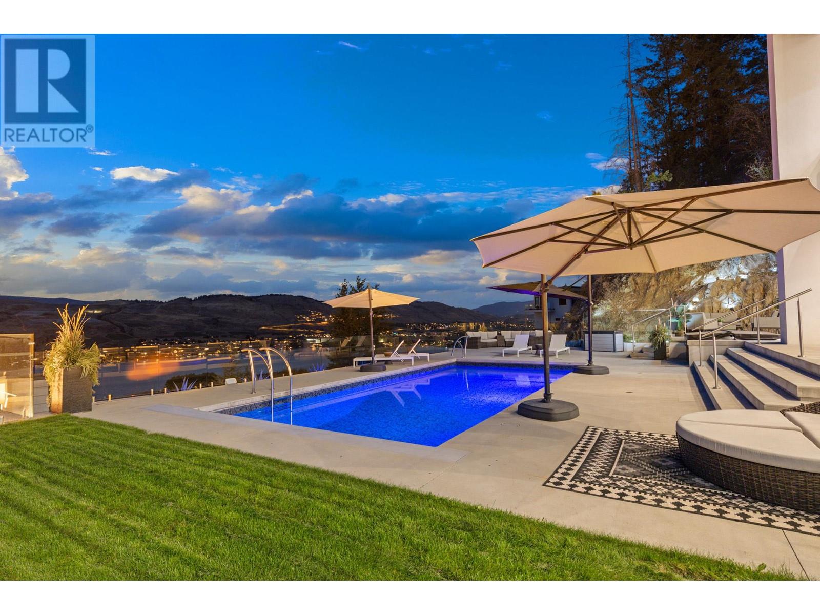  112 Sunset Boulevard, Vernon