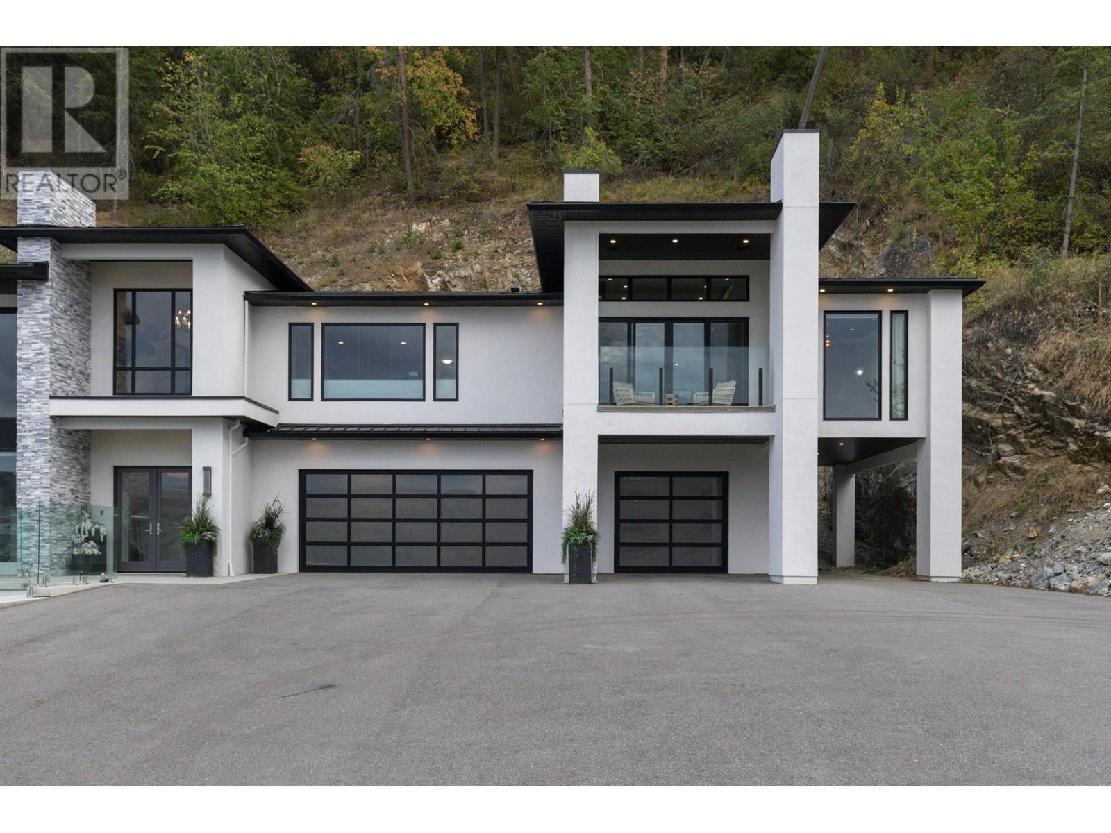  112 Sunset Boulevard, Vernon