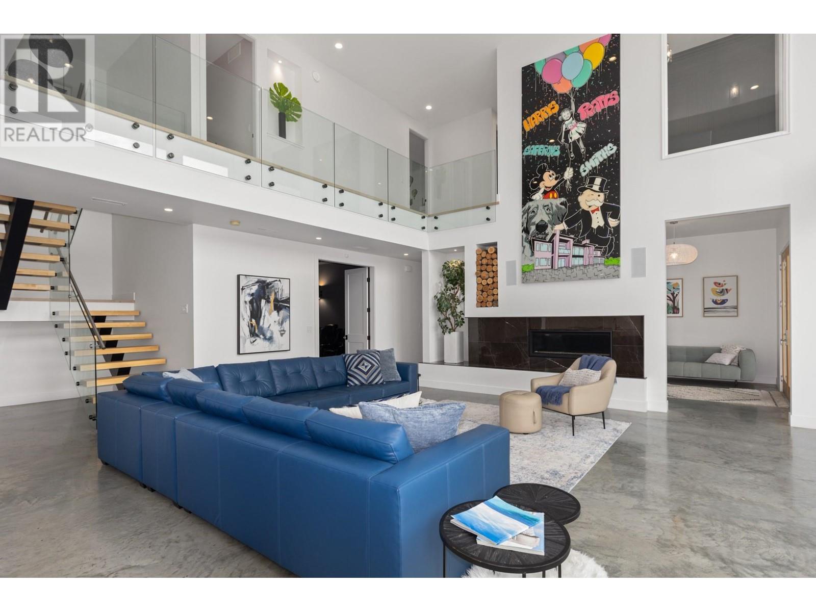  112 Sunset Boulevard, Vernon