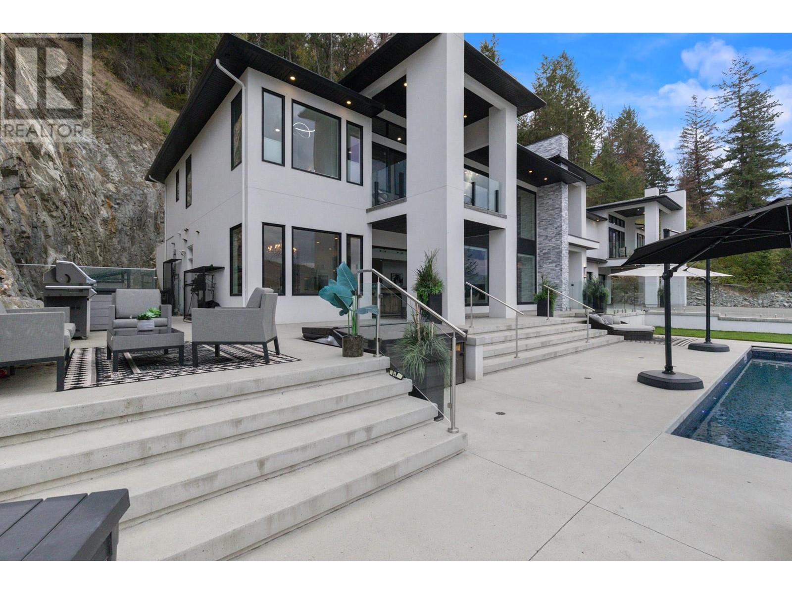  112 Sunset Boulevard, Vernon