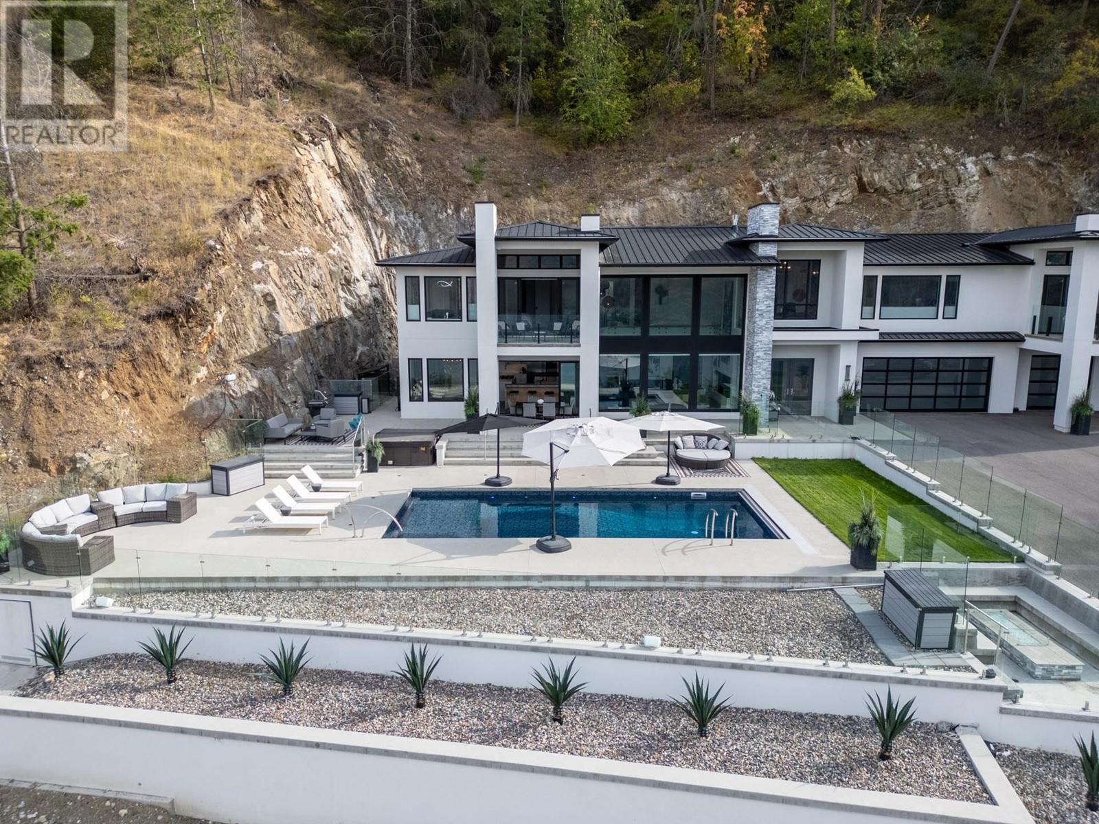  112 Sunset Boulevard, Vernon
