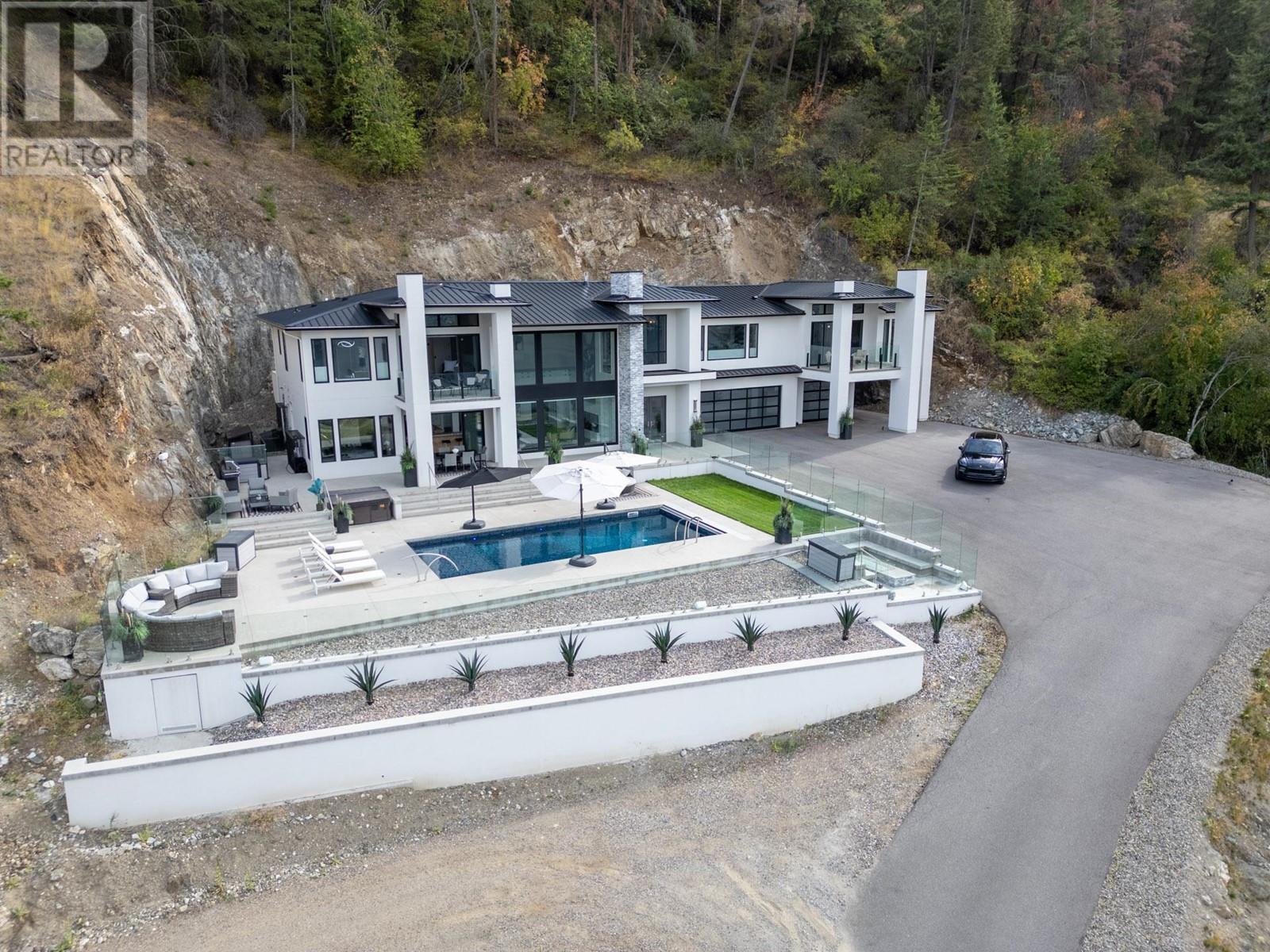  112 Sunset Boulevard, Vernon