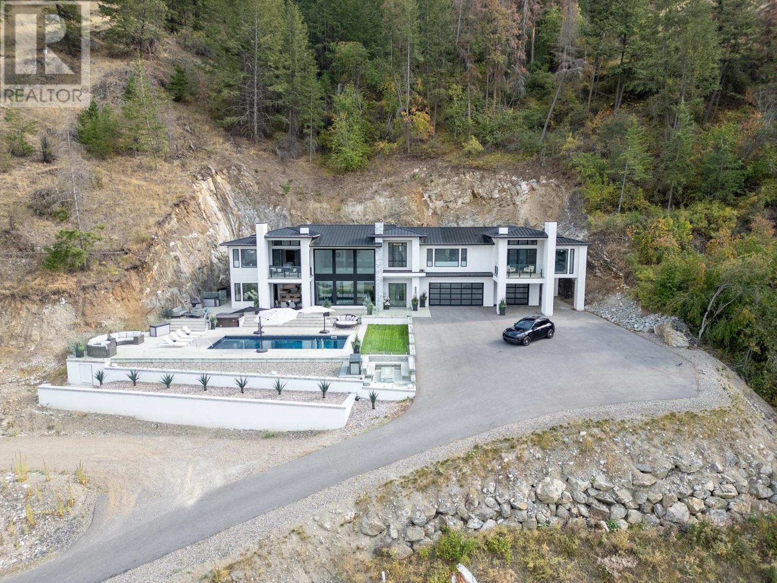  112 Sunset Boulevard, Vernon