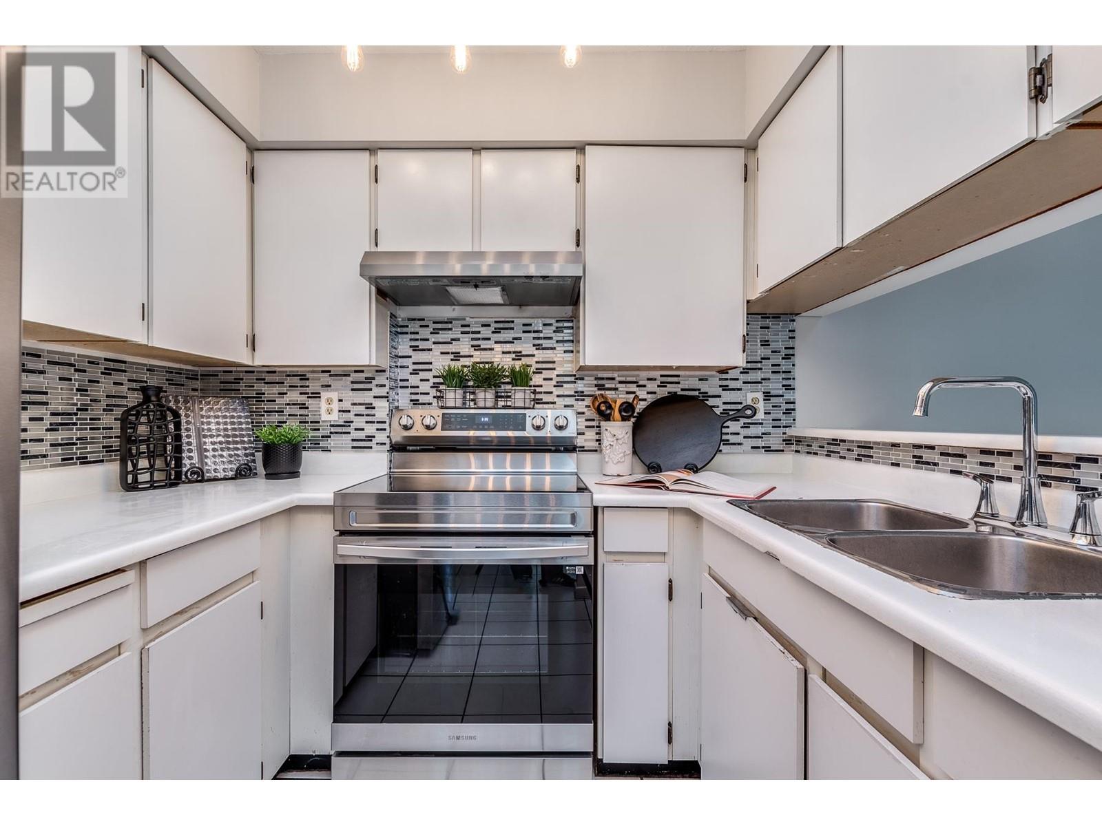 Photo 11 of 302 932 Robinson Street, Coquitlam BC