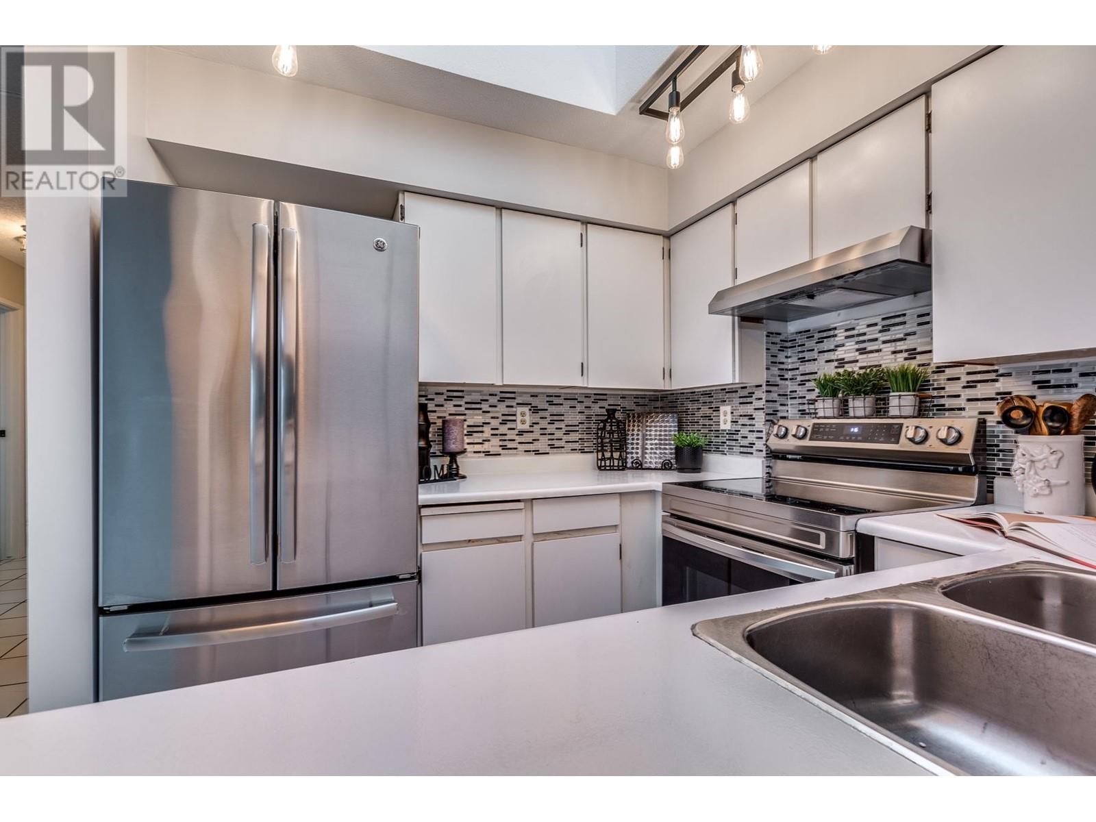Photo 12 of 302 932 Robinson Street, Coquitlam BC