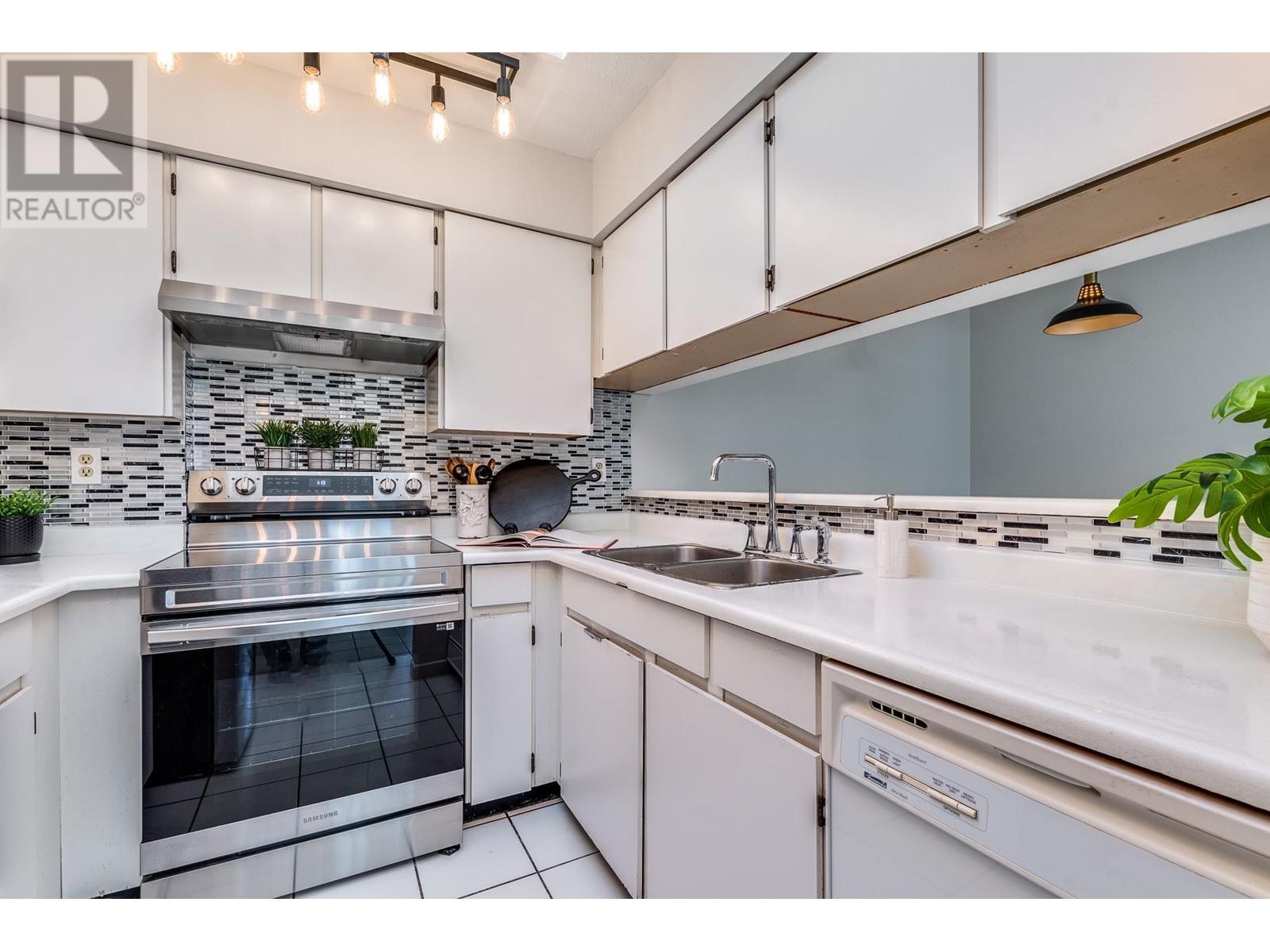 Photo 10 of 302 932 Robinson Street, Coquitlam BC