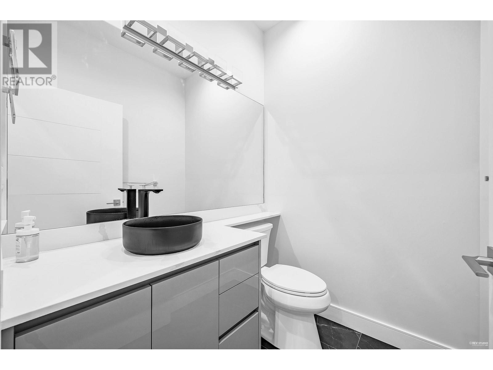 Photo 16 of 3433 Dundas Street, Vancouver BC