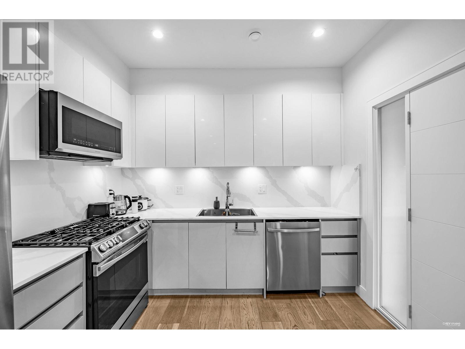 Photo 17 of 3433 Dundas Street, Vancouver BC