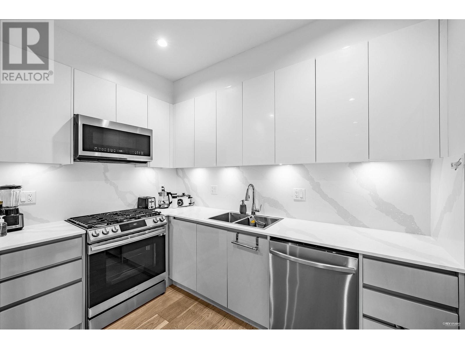 Photo 18 of 3433 Dundas Street, Vancouver BC