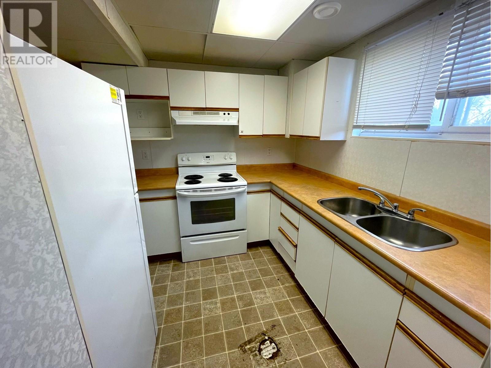 Photo 5 of 9714 9716 102 Avenue, Fort St John BC