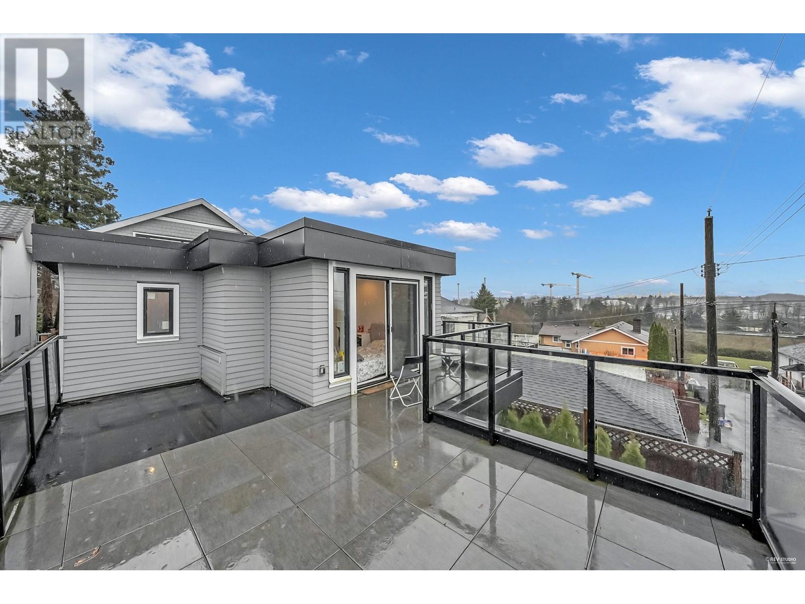 Photo 4 of 3429 Dundas Street, Vancouver BC