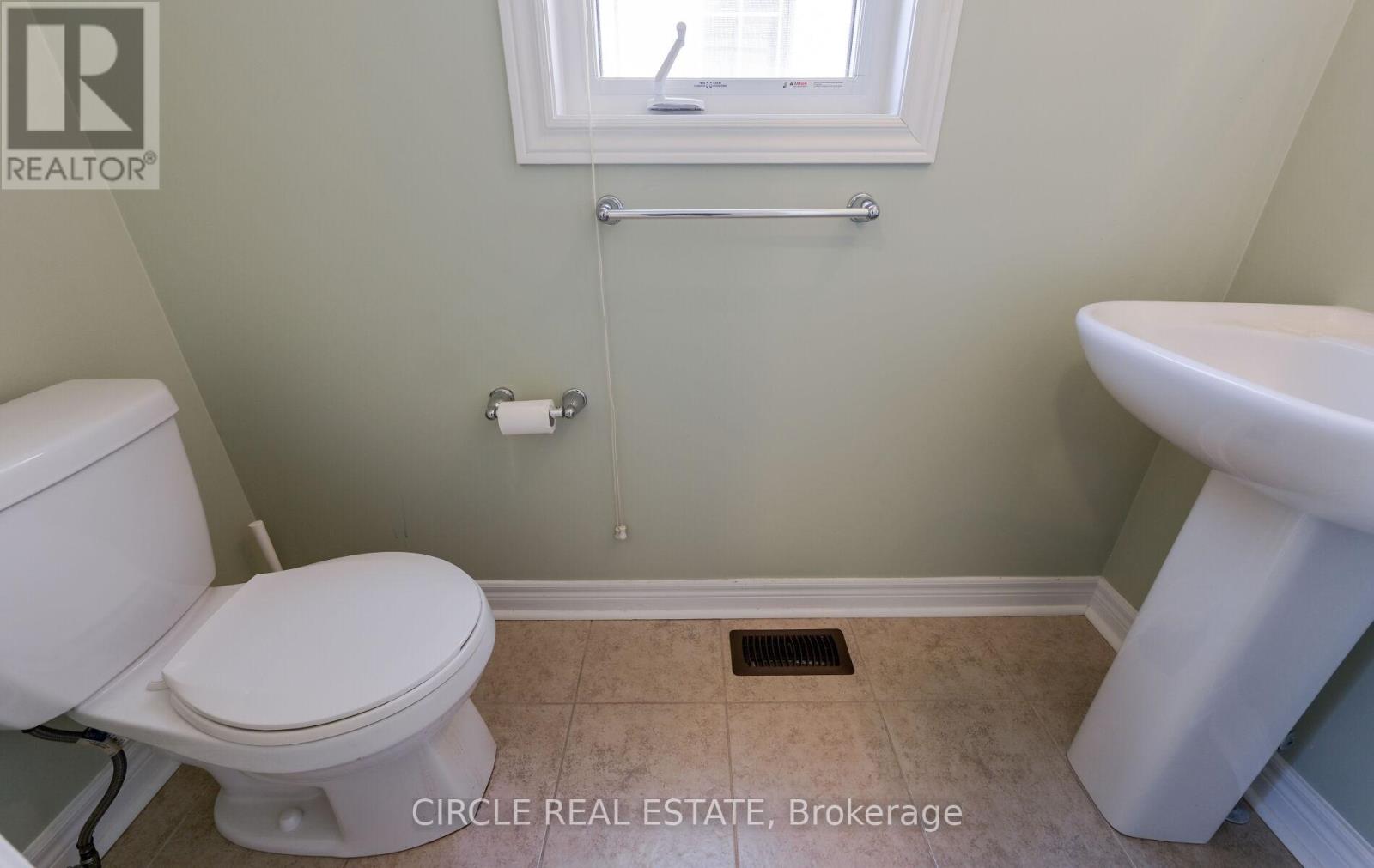 Photo 13 of 166 Sharpe Crescent, New Tecumseth ON