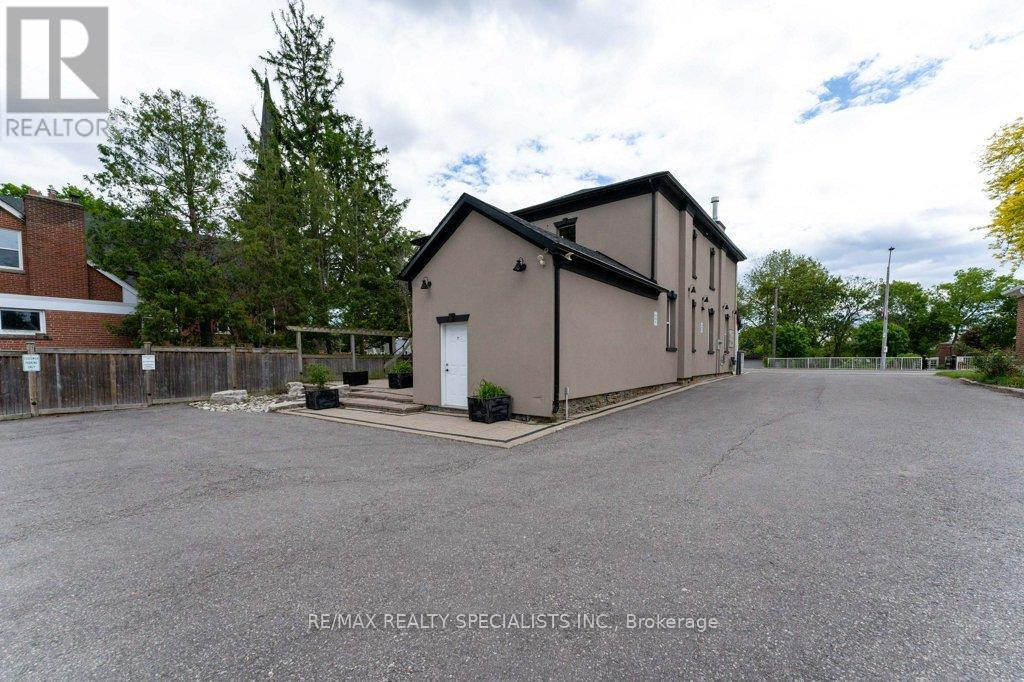 Photo 14 of 287 Queen Street S, Mississauga ON