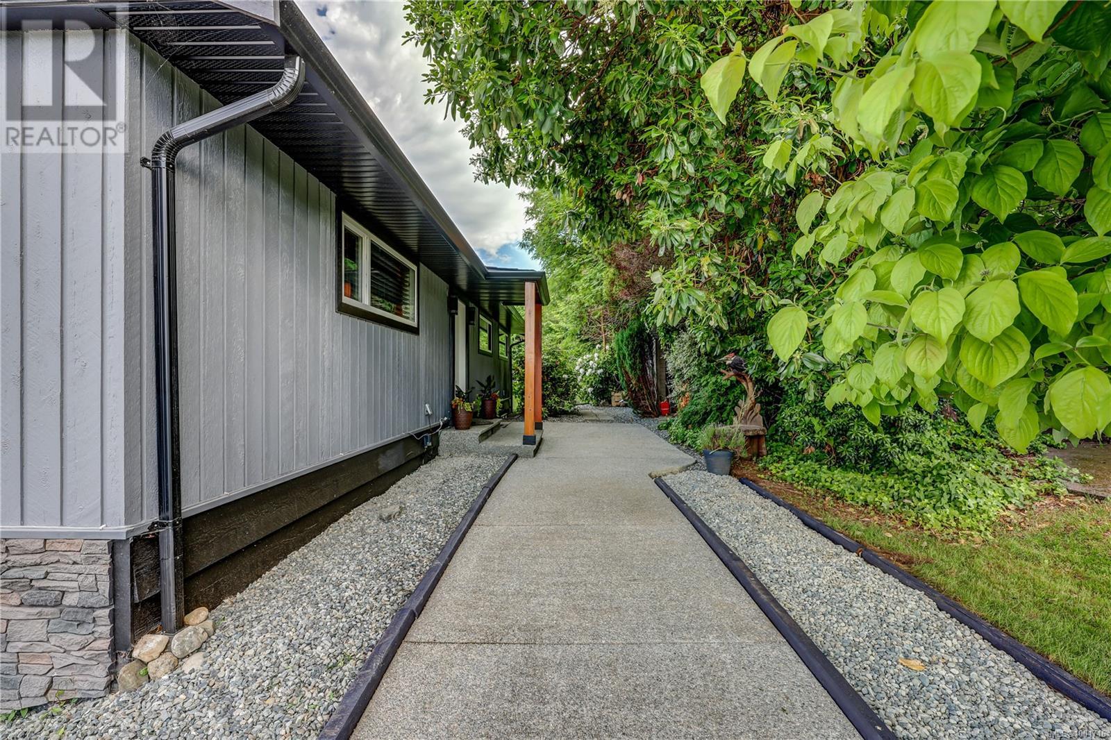 Photo 3 of 985 Malaspina Cres, Nanaimo BC