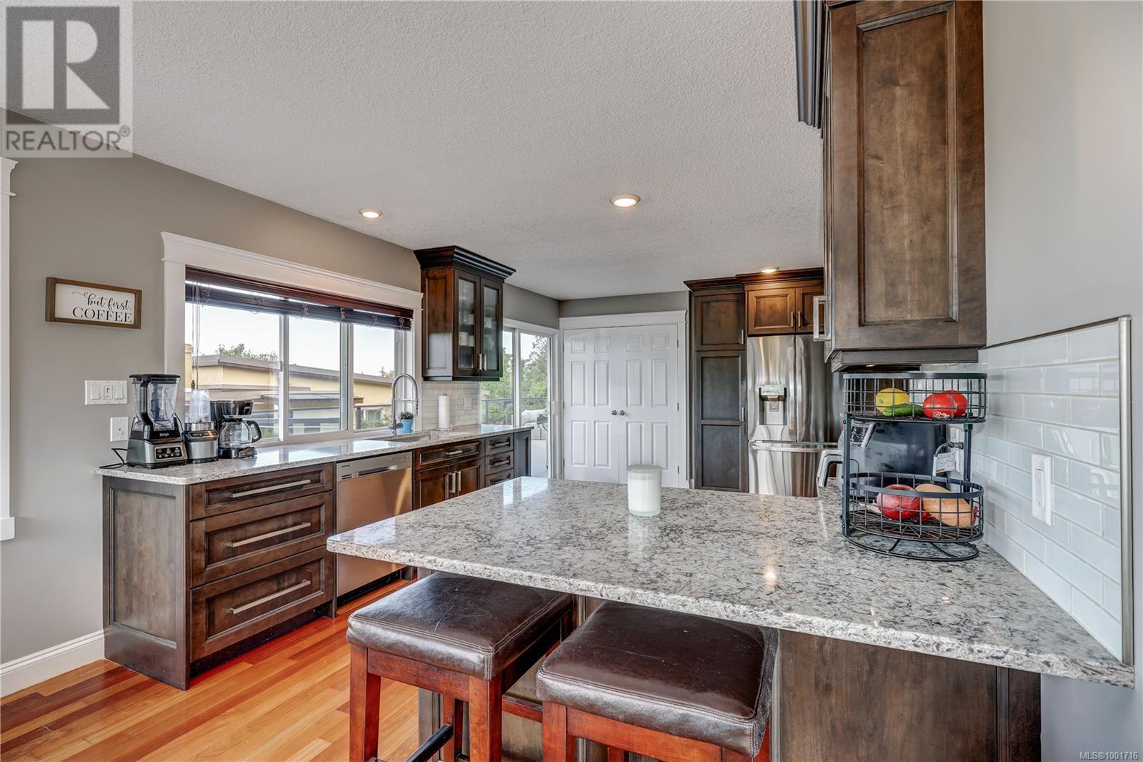 Photo 11 of 985 Malaspina Cres, Nanaimo BC