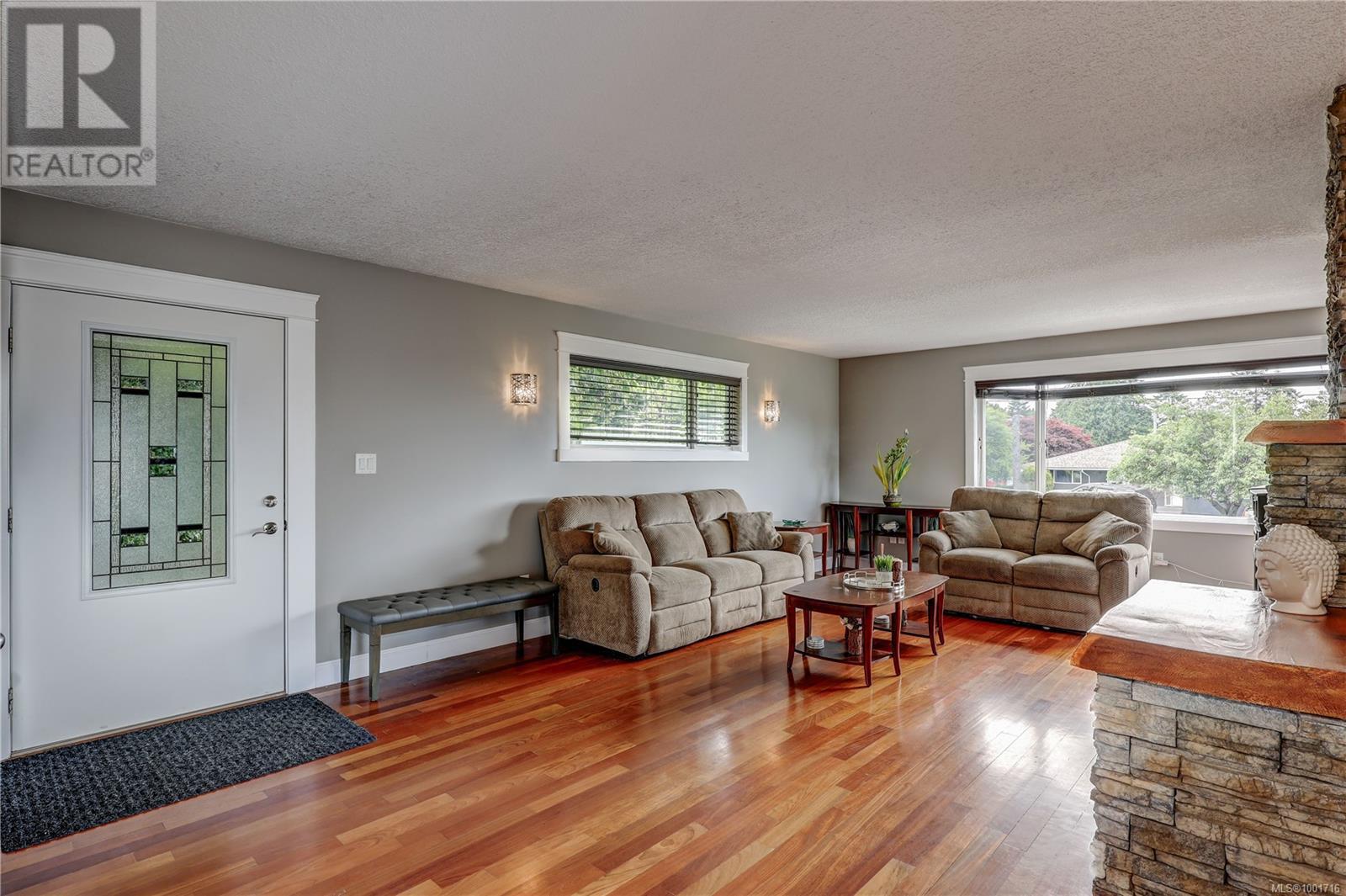 Photo 4 of 985 Malaspina Cres, Nanaimo BC
