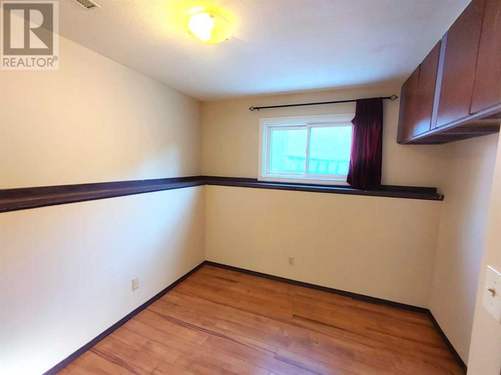 Single Family House Bi-level for Sale in  Sandarac Road NW Sandstone Valley Calgary 