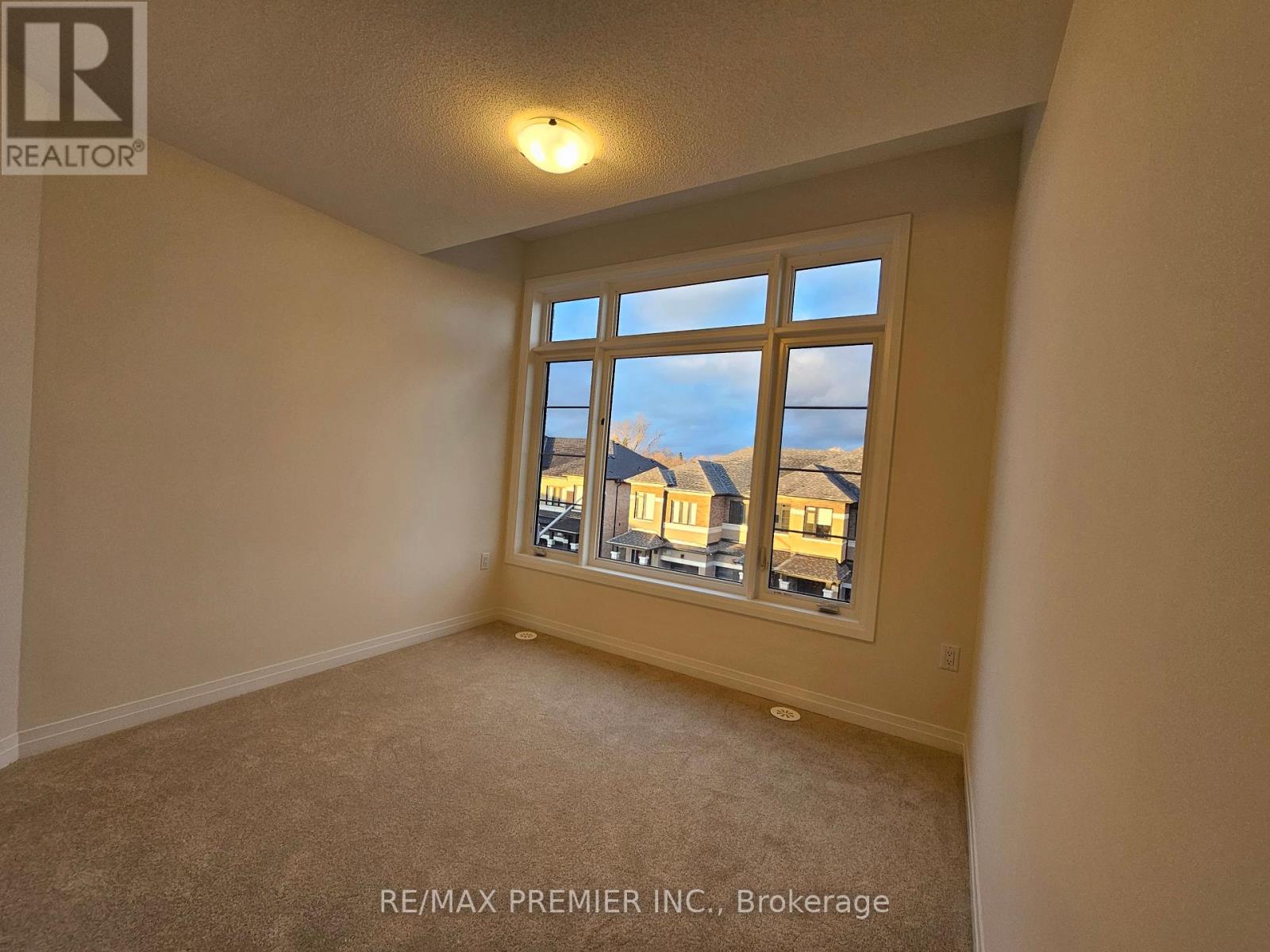 Photo 12 of 38 Cherry Hill Lane, Barrie ON