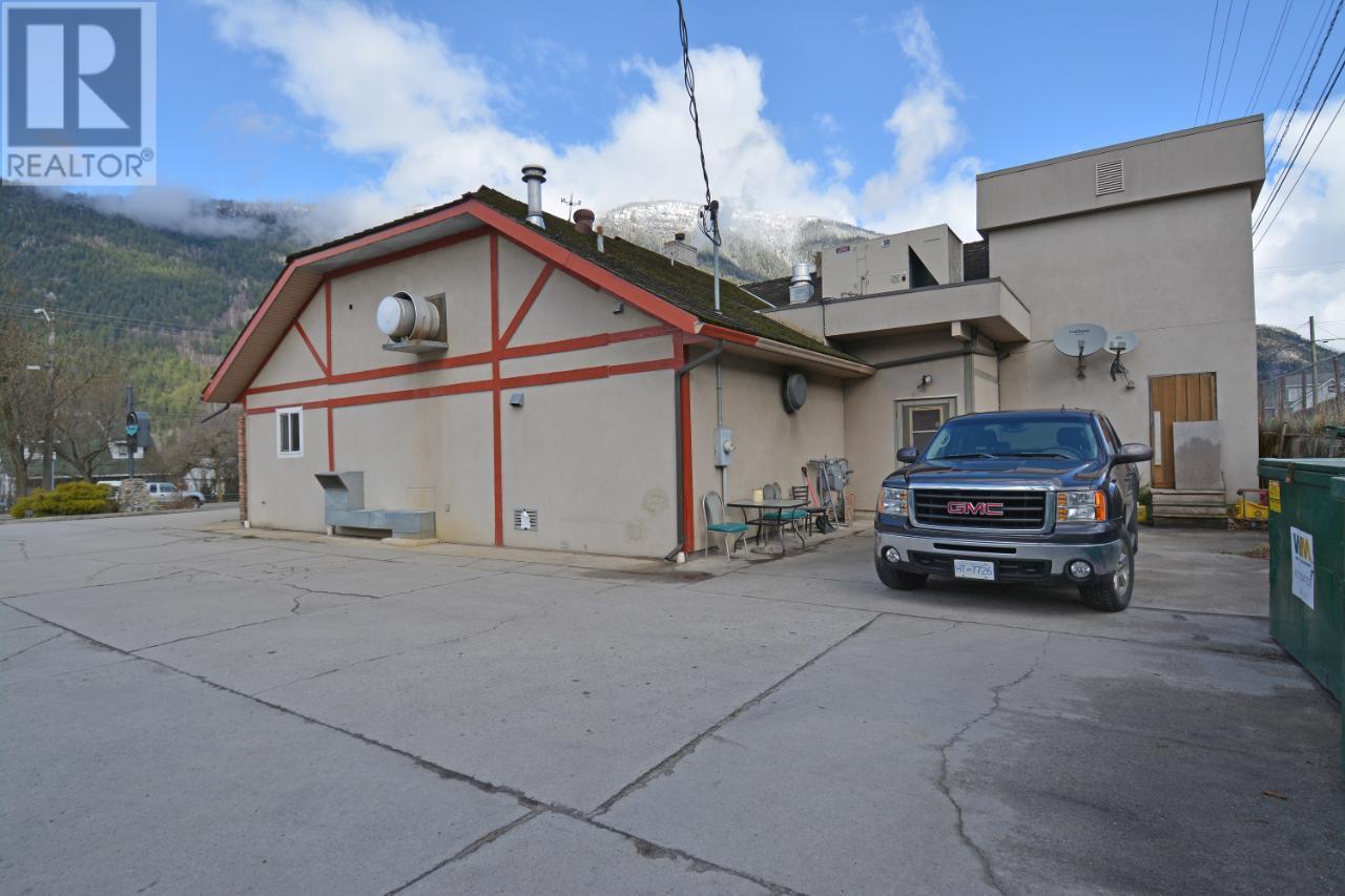 Photo 23 of 712 Nelson Avenue, Nelson BC