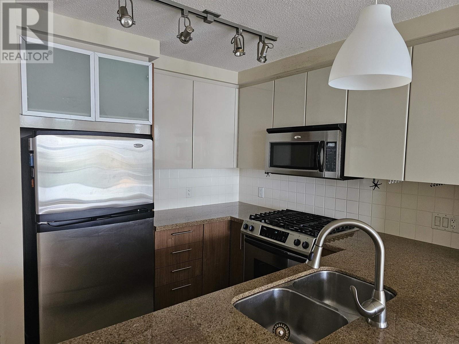 Photo 3 of 1703 2289 Yukon Crescent, Burnaby BC