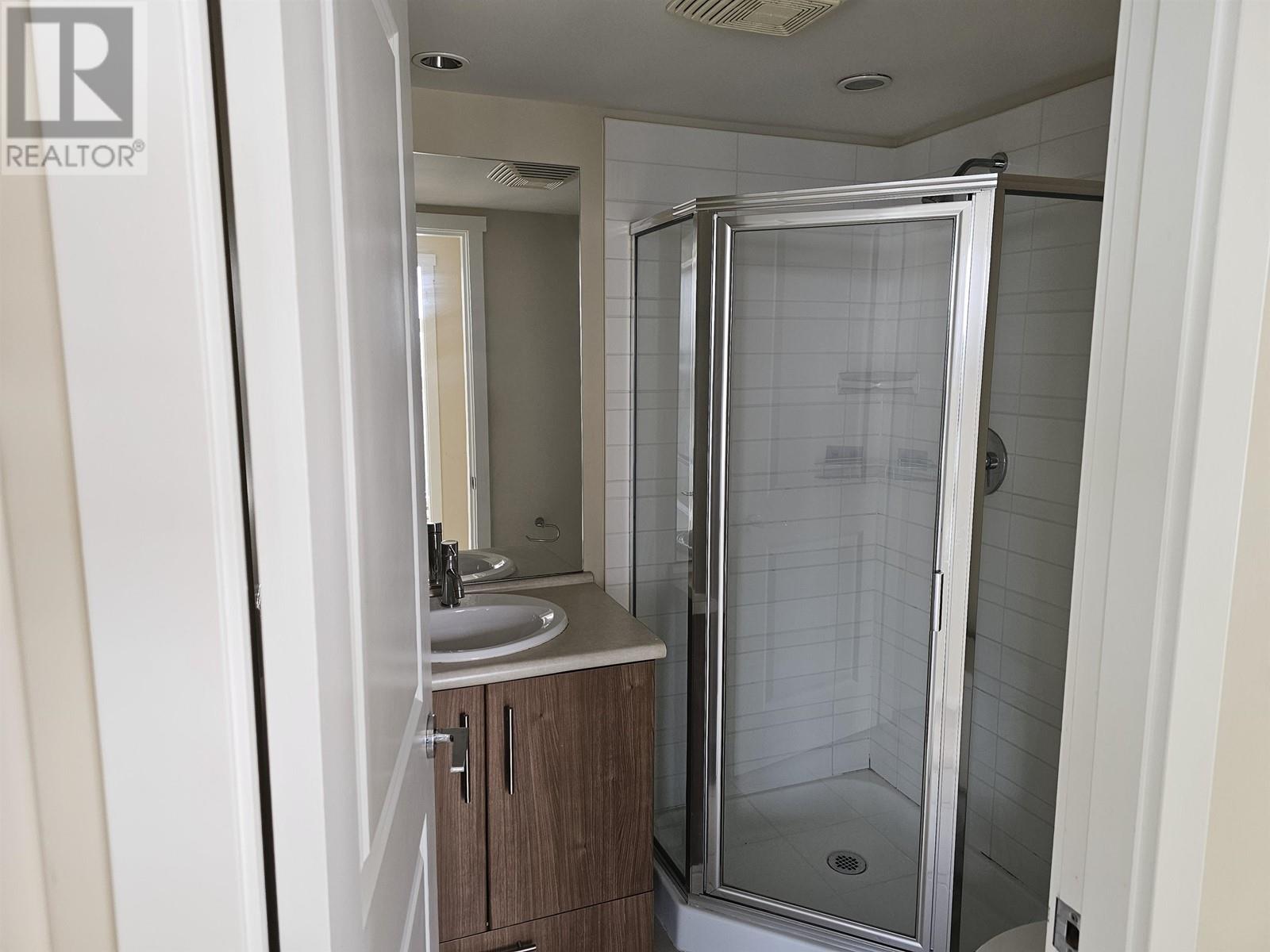 Photo 4 of 1703 2289 Yukon Crescent, Burnaby BC