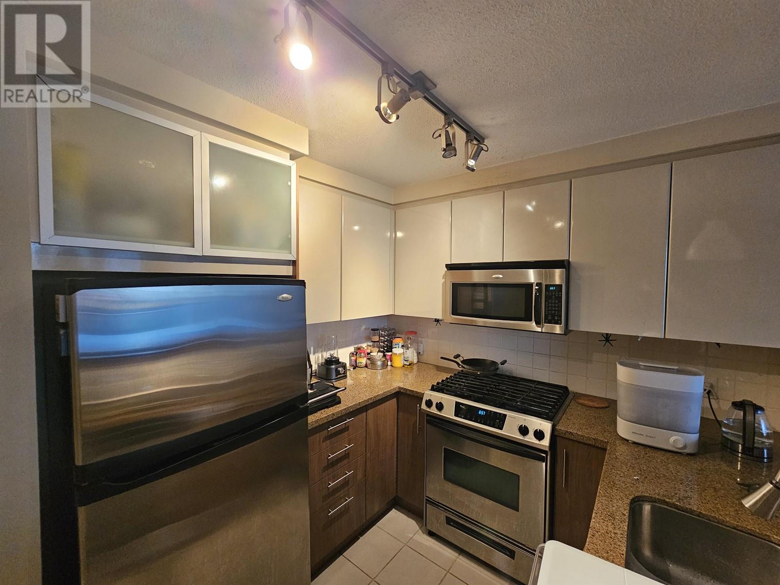 Photo 2 of 1703 2289 Yukon Crescent, Burnaby BC