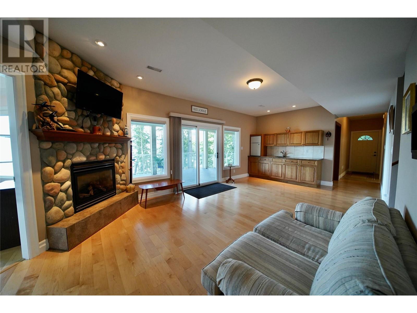 924 QUEENS Road, Balfour