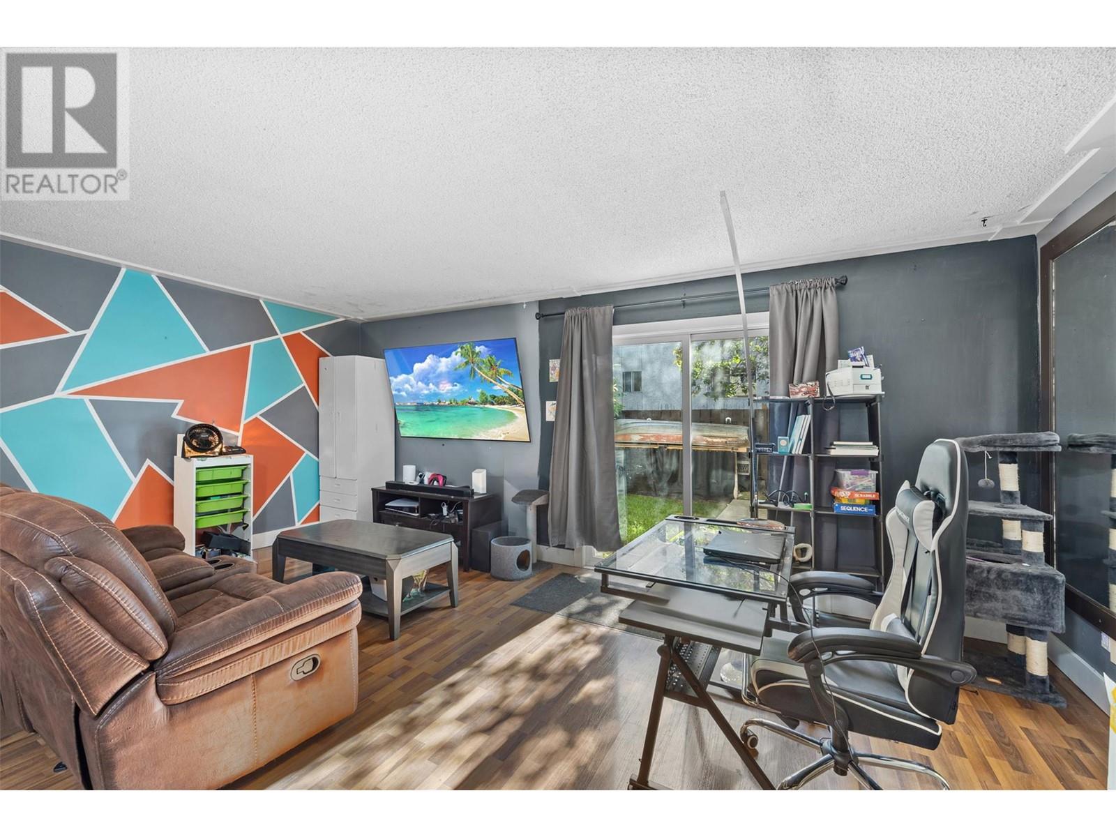 11 1153 Bernard Avenue, Kelowna