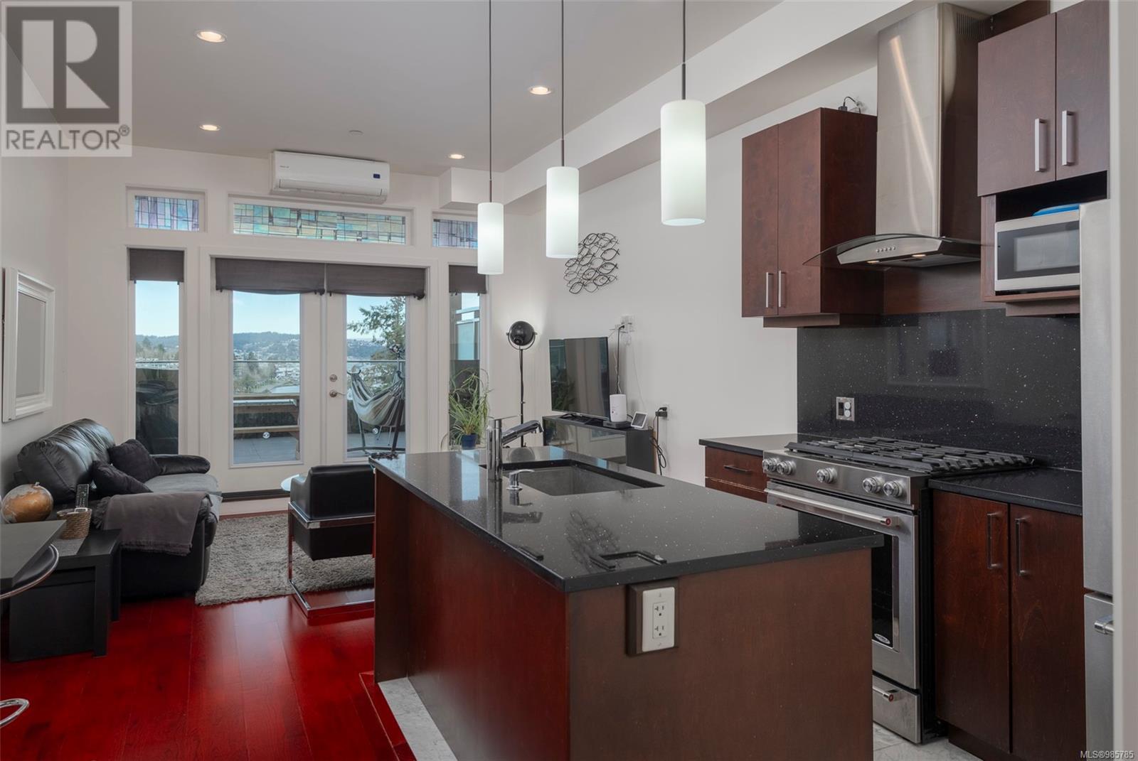 303 10 Chapel St, Nanaimo real estate listing 985785