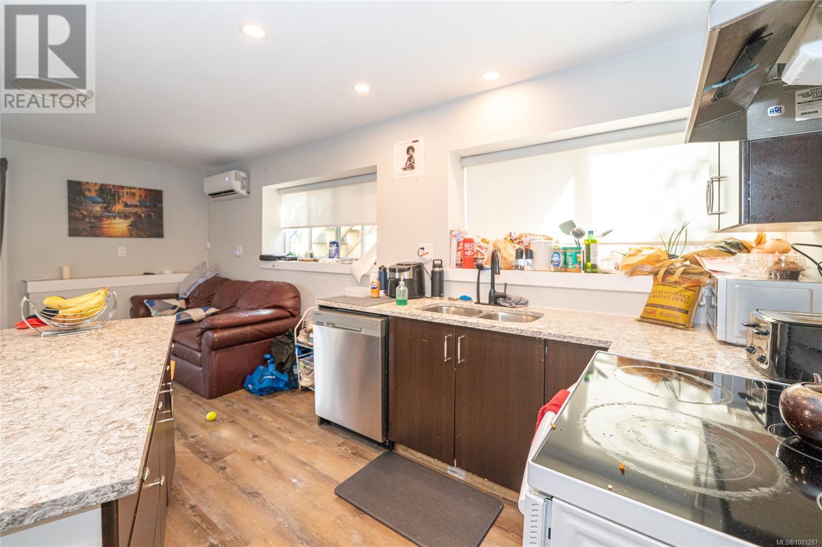 Photo 3 of 981 Isabell Ave, Langford BC