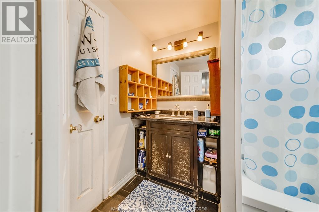 Photo 18 of 8060 Molnar Crescent, Windsor ON