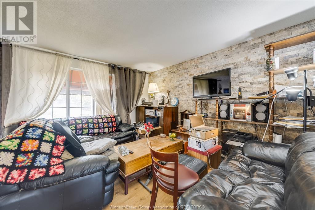 Photo 13 of 8060 Molnar Crescent, Windsor ON
